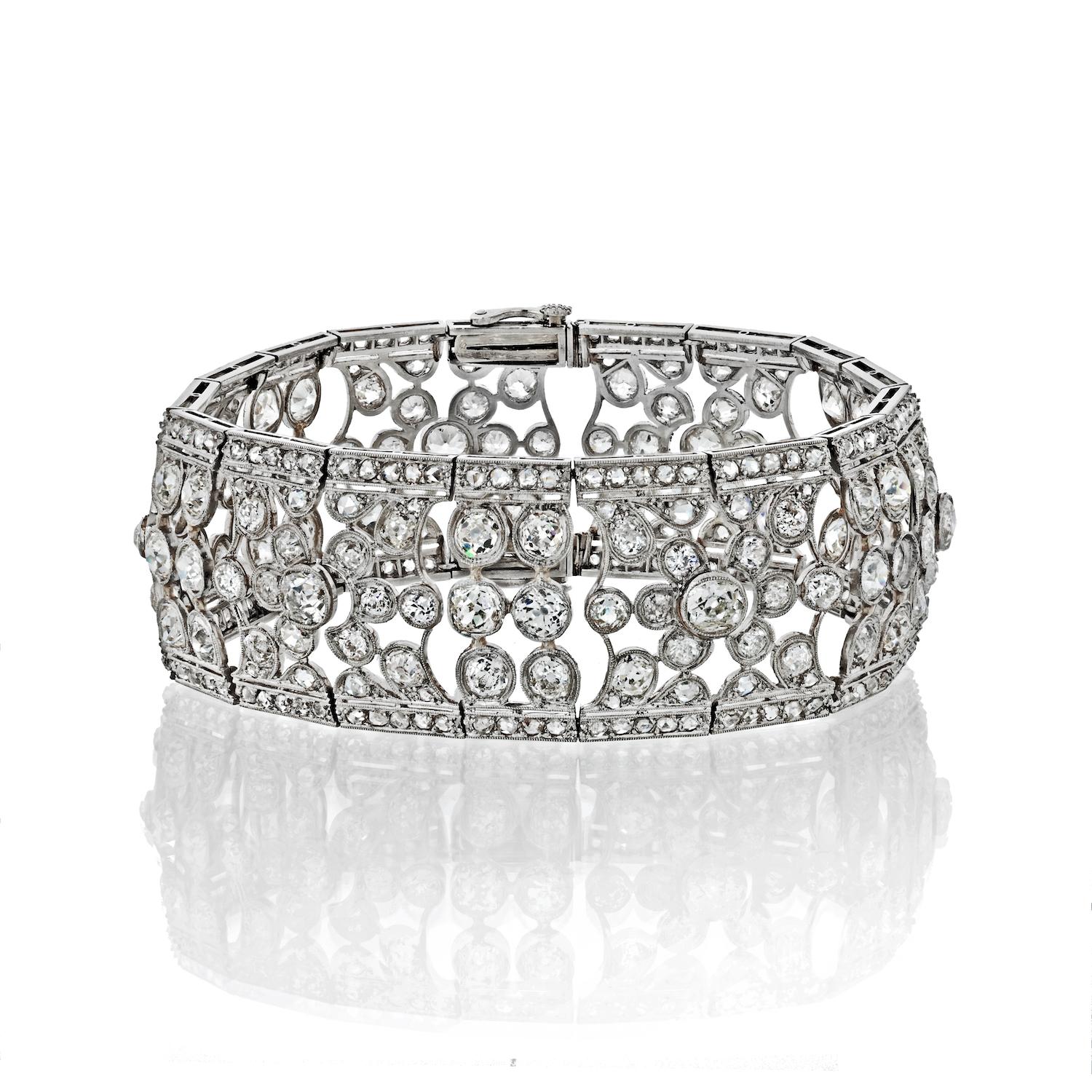 Fabriqué dans les années 1940, ce bracelet ajouré en platine est serti de 316 diamants de taille ancienne. 
Ce bracelet mesure 7,5 pouces de long et 1 pouce de large. 
