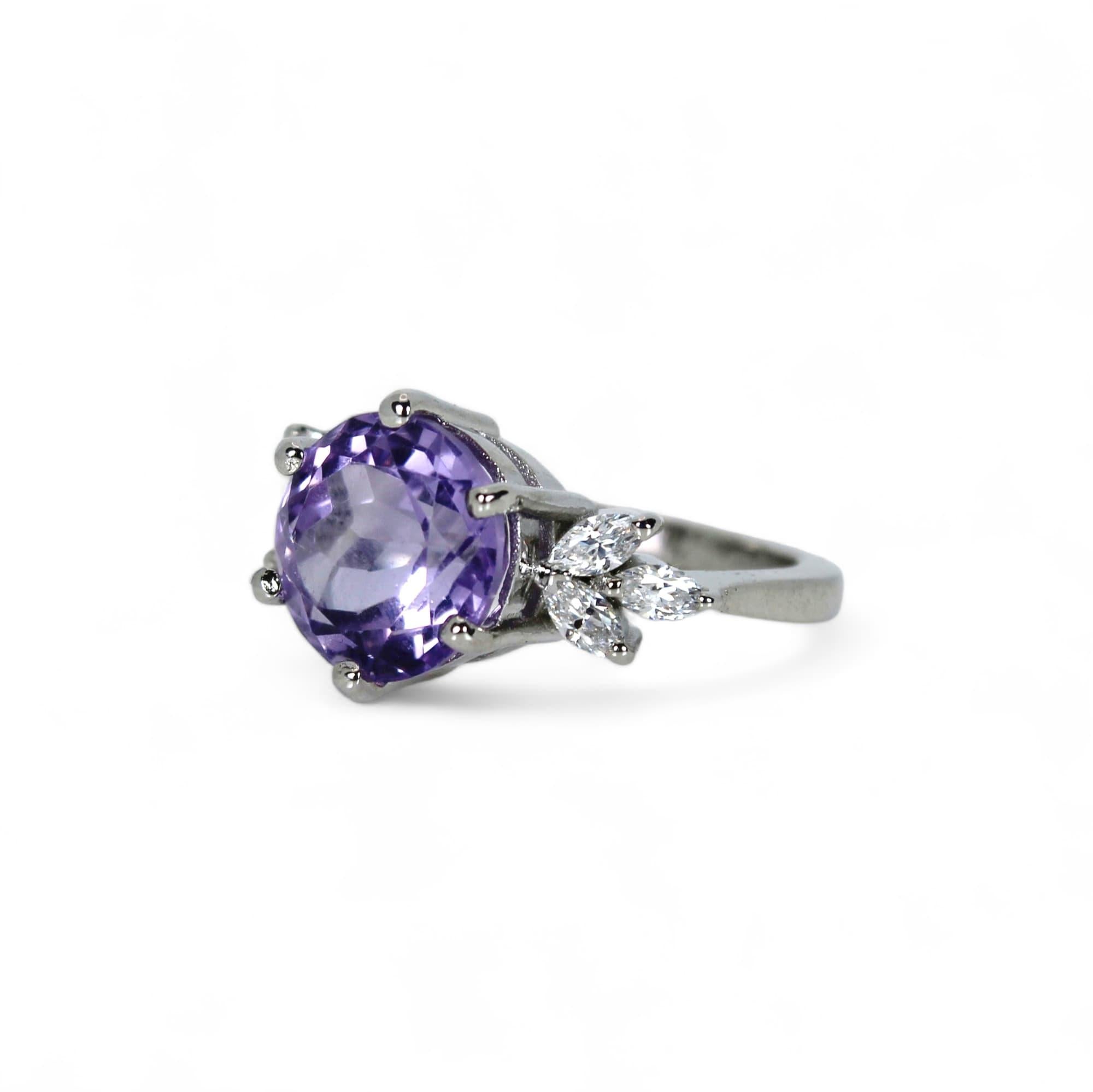 Einzelheiten zum Produkt:

Metall - Silber
Indische Ringgröße - 10
Produkt Bruttogewicht - 3.960 Gramm
Edelstein - Amethyst
Gewicht des Steins - 3.5 Karat
Steinform - Rund
Größe des Steins - 9 x 9 mm

Designer-Ring aus Silber mit wunderschönem