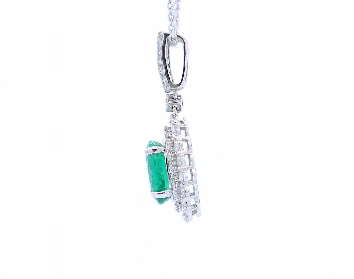 Qualität zum richtigen Preis.

Dieser Designer-Anhänger hat als Mittelstein einen runden Smaragd von 3,48 Karat. Um den Edelstein herum sind runde Diamanten mit einem Gesamtkaratgewicht von 1,54 Karat in 18 Karat Weißgold gefasst.

Der Anhänger wird