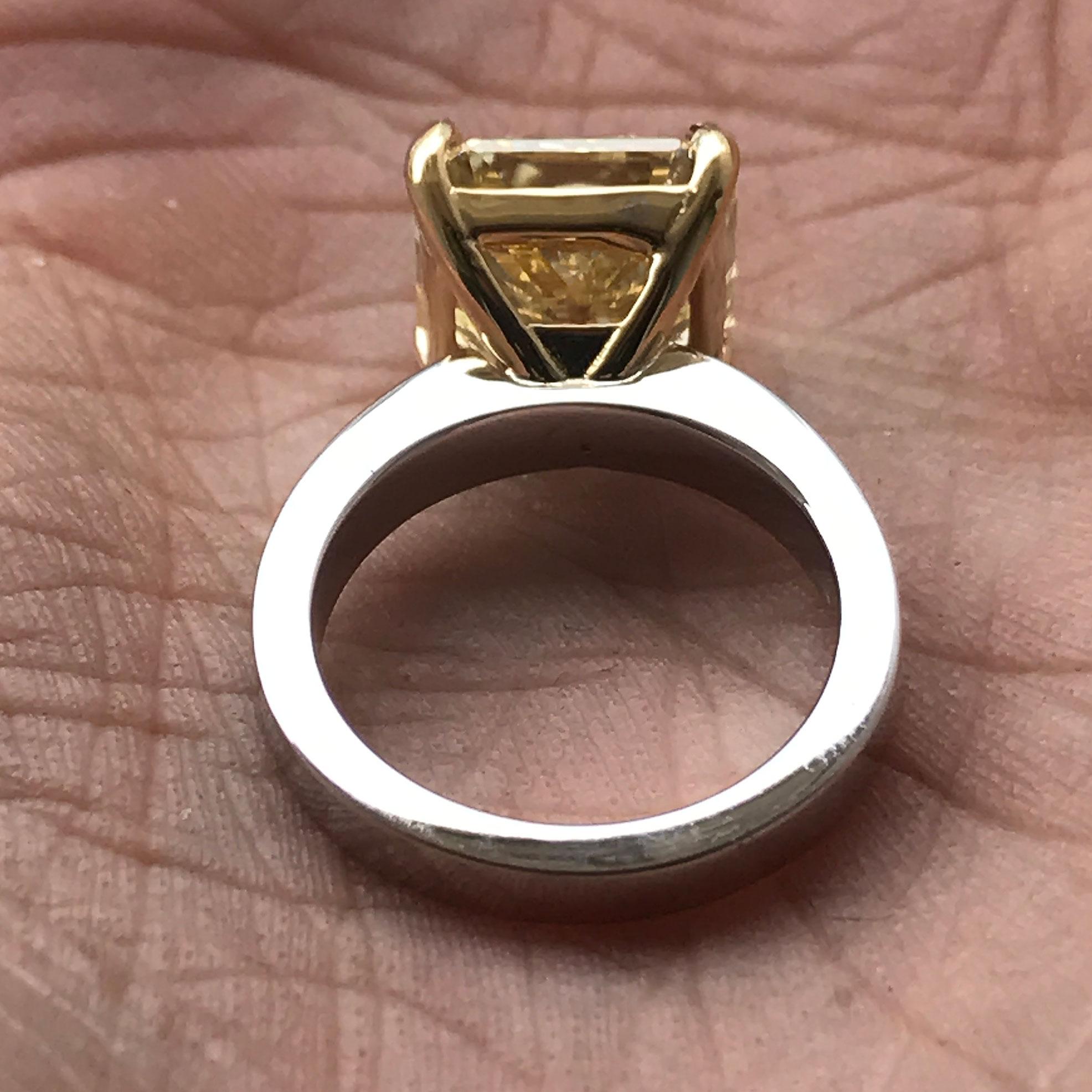 3.5 Carat tw apprx. Round Diamond & Trillion 3 Stone Platinum Ring - Ben Dannie (Radiantschliff) im Angebot