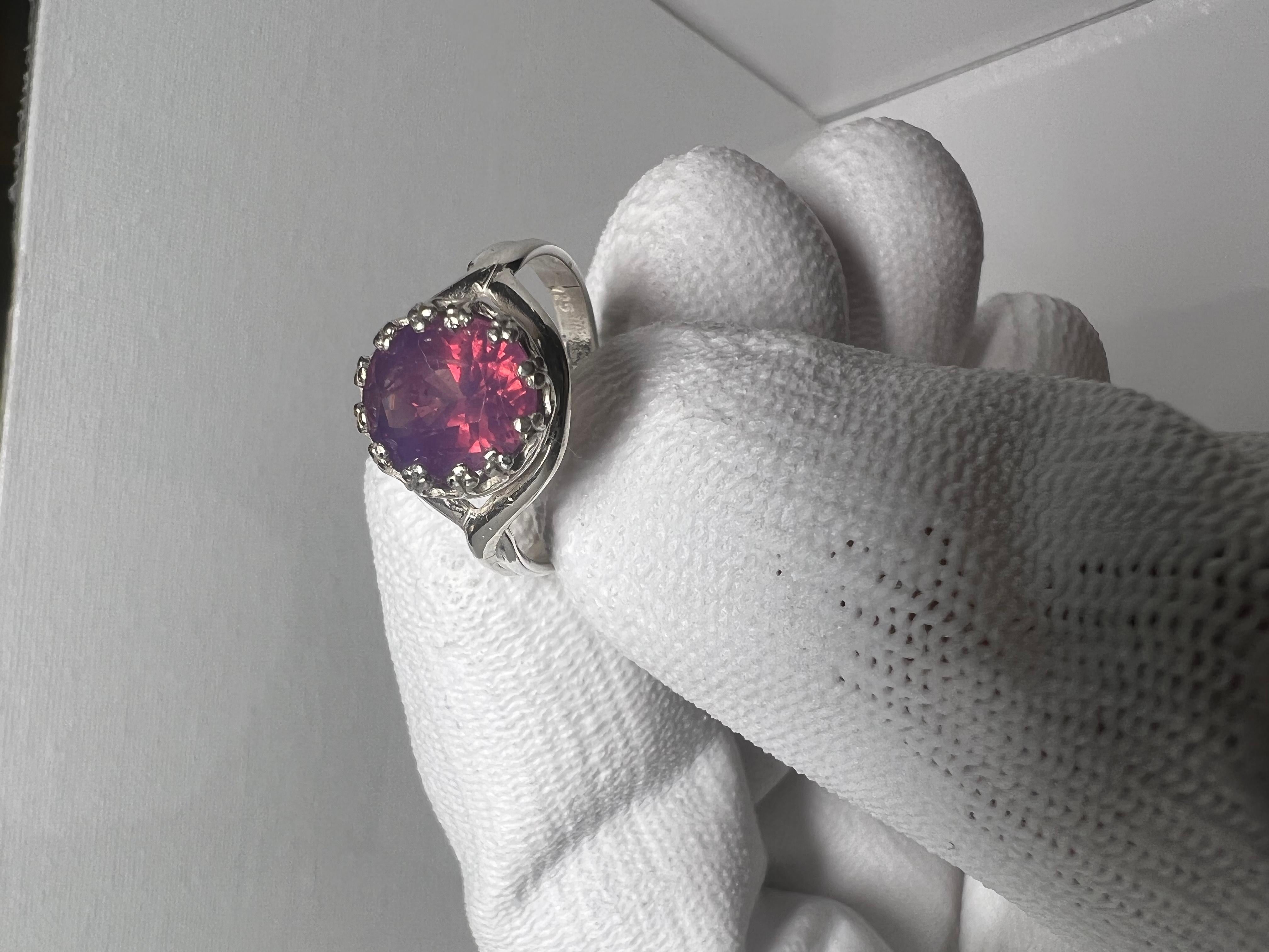 3.5 Carat Vivid Reddish Pink with Blue Hue Kashmir Sapphire Silver Ring In New Condition In Omaha, NE