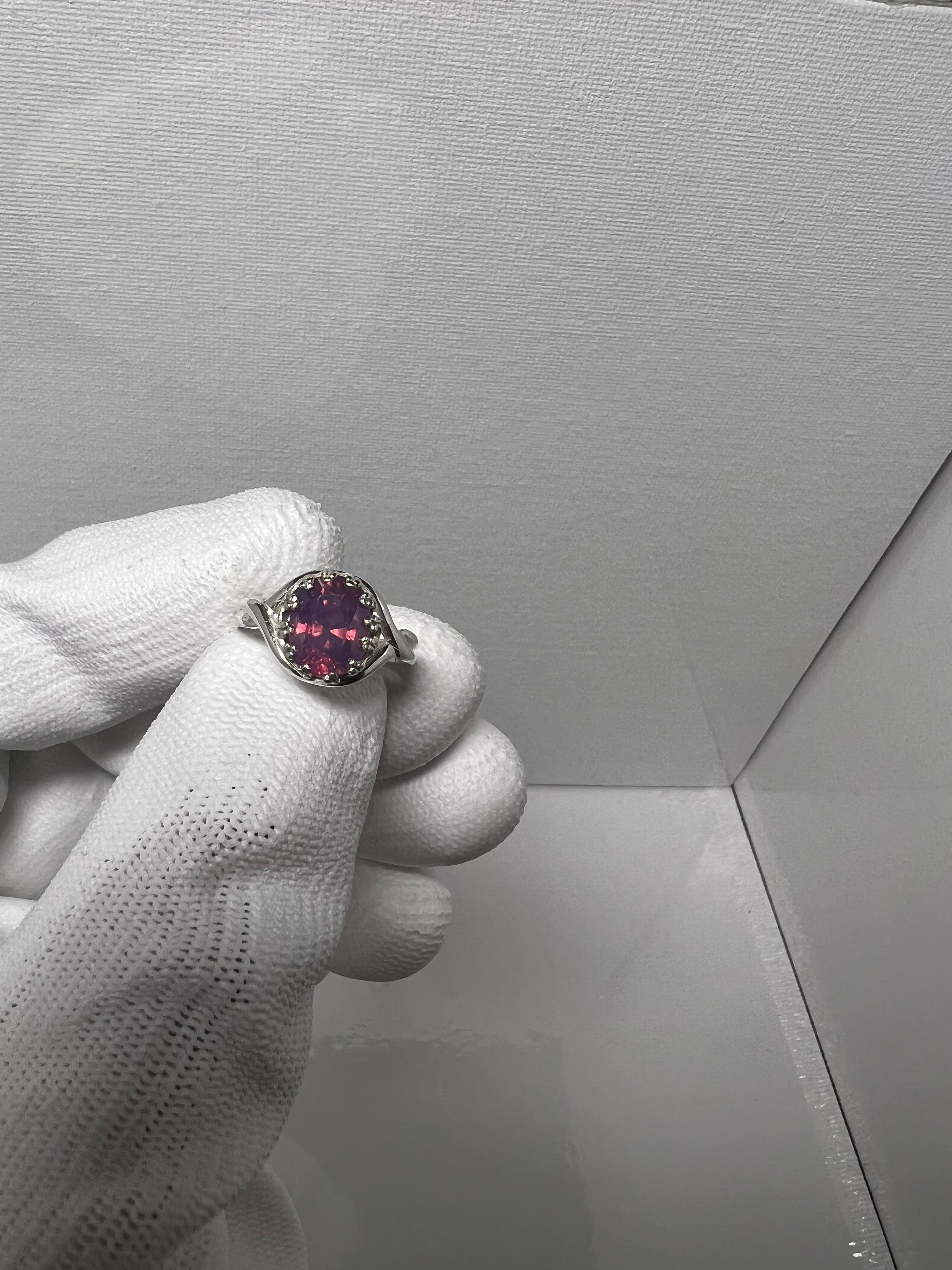 Women's or Men's 3.5 Carat Vivid Reddish Pink with Blue Hue Kashmir Sapphire Silver Ring