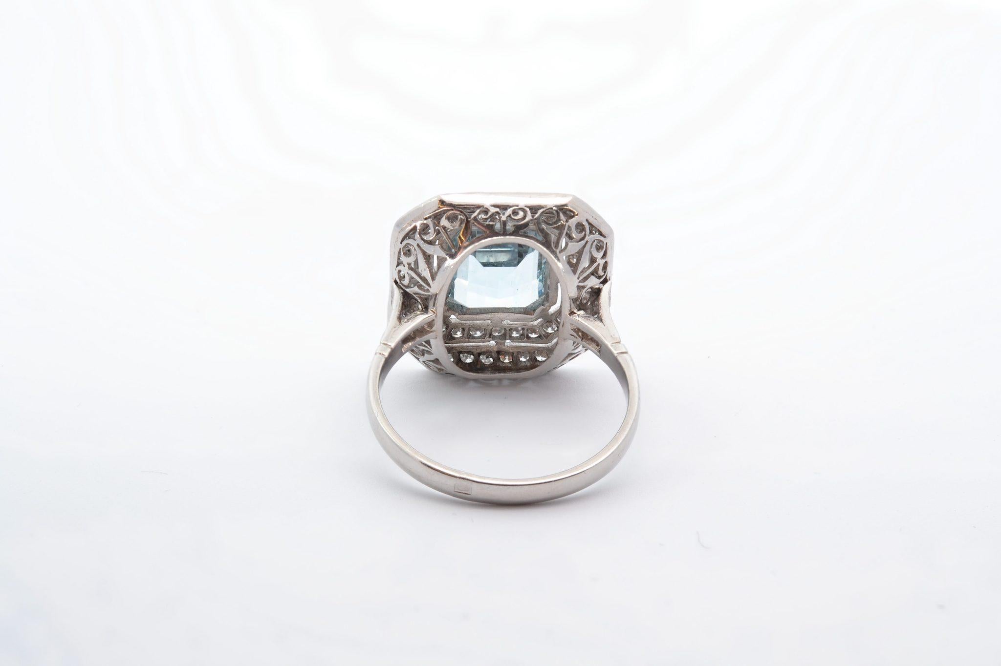 Women's or Men's 3.5 carats aquamarine ring with diamonds For Sale