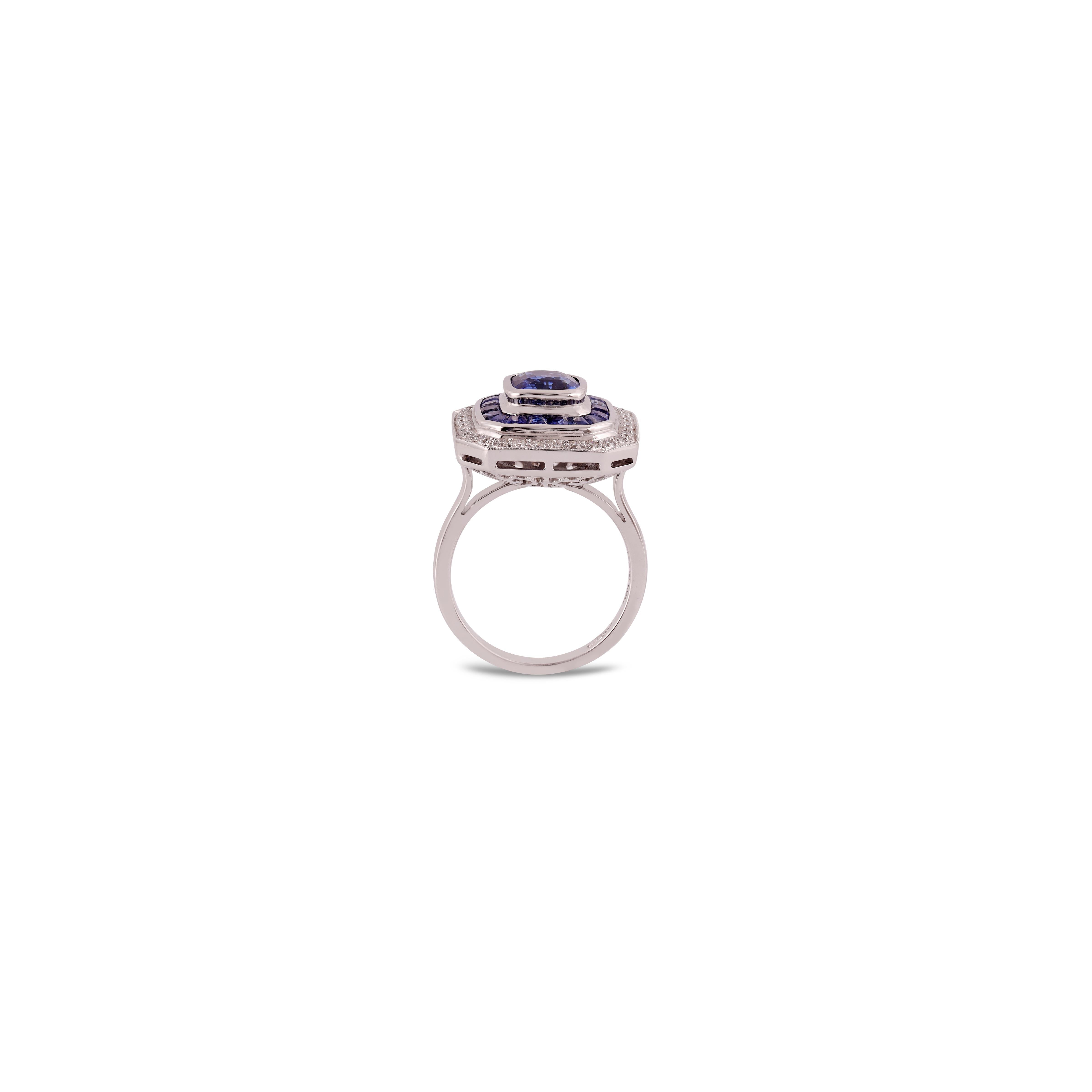 Contemporary 3.5 Carats Sapphire and Diamond Ring  18k Gold For Sale