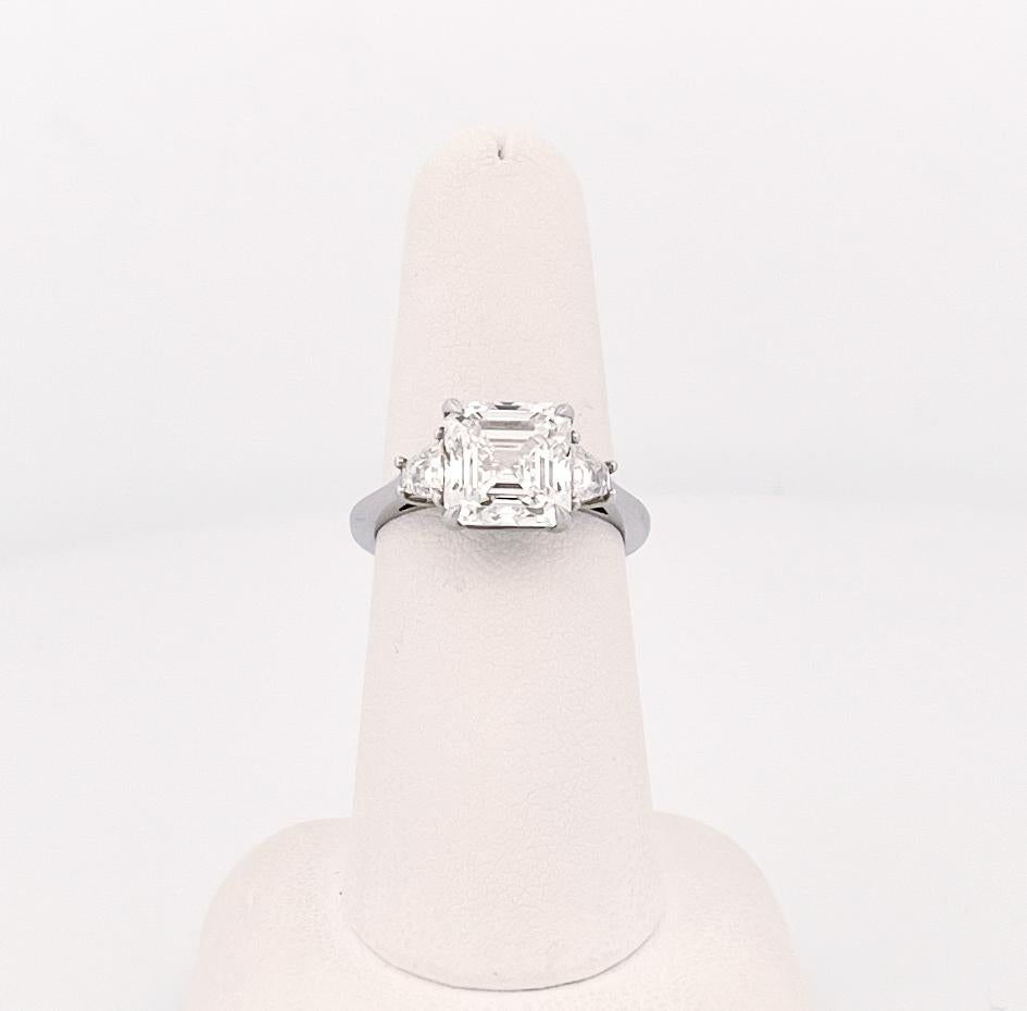 3,5 CT Asscher Cut Diamant 3 Stein Platin Verlobungsring (Moderne) im Angebot
