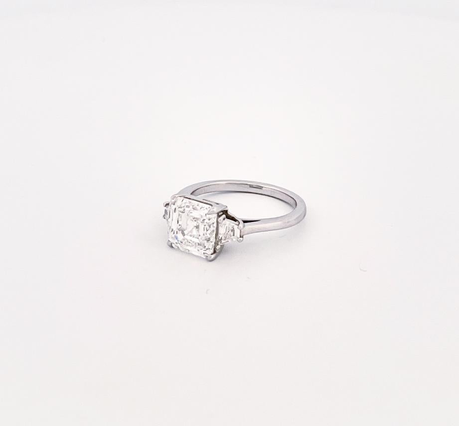 3,5 CT Asscher Cut Diamant 3 Stein Platin Verlobungsring im Zustand „Hervorragend“ im Angebot in Dallas, TX