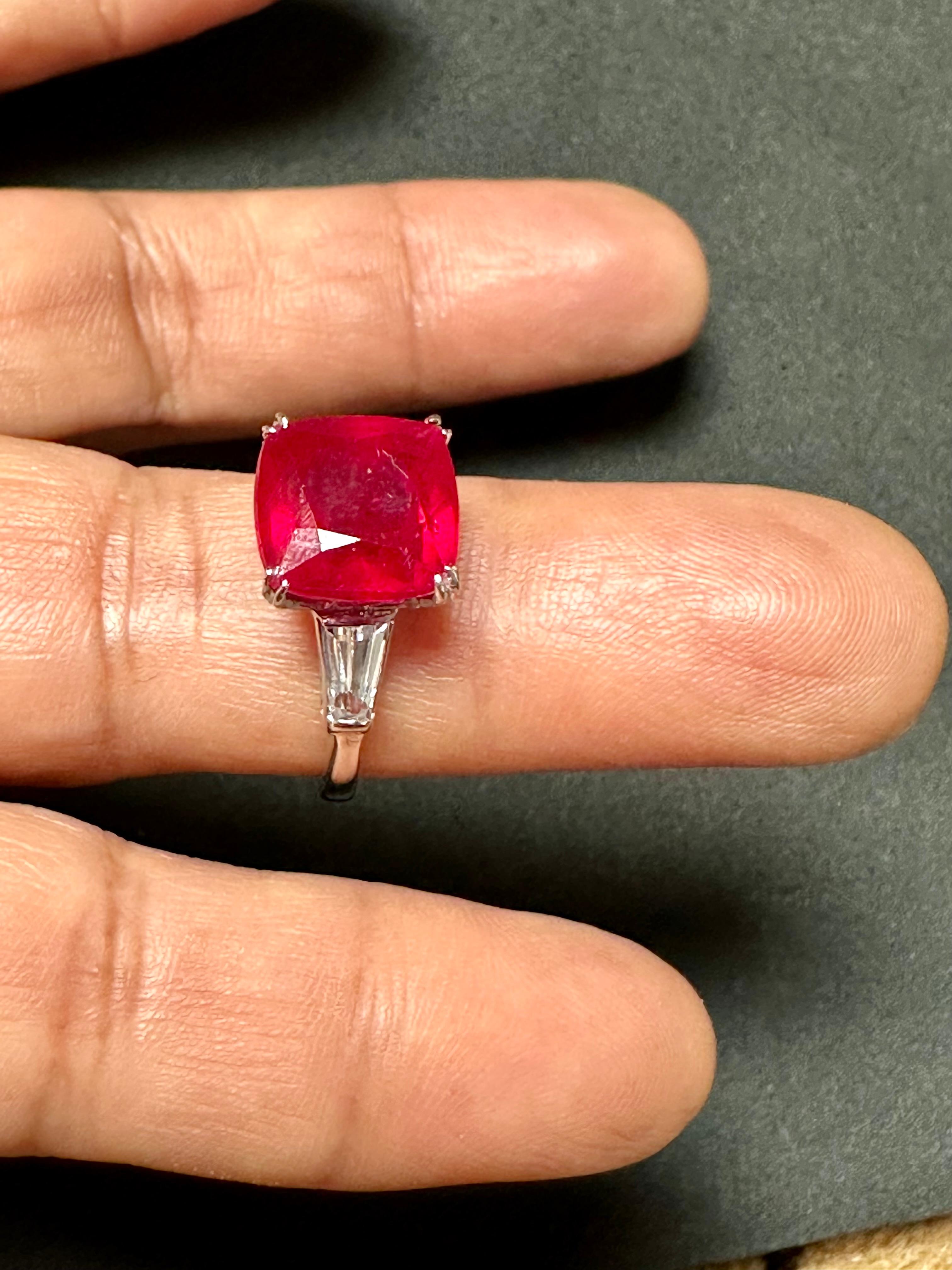 3.5 Ct Cushion Treated Ruby 14 Karat White Gold Ring With Two Baguette Diamonds In Excellent Condition For Sale In New York, NY