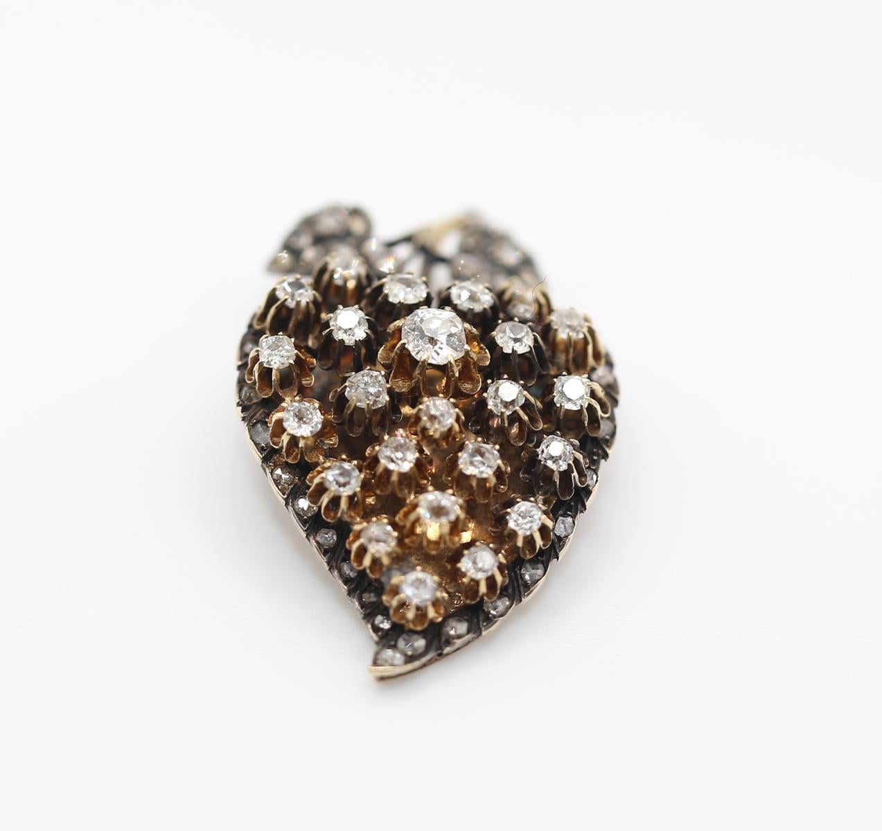 Un raffinato ciondolo antico, creato intorno al 1890. Realizzato in oro combinato con l'argento in uno speciale design con diamanti bianchi taglio vecchio per un peso totale approssimativo di  3,5 Carati. 


Eccezionale lavoro di oreficeria nel