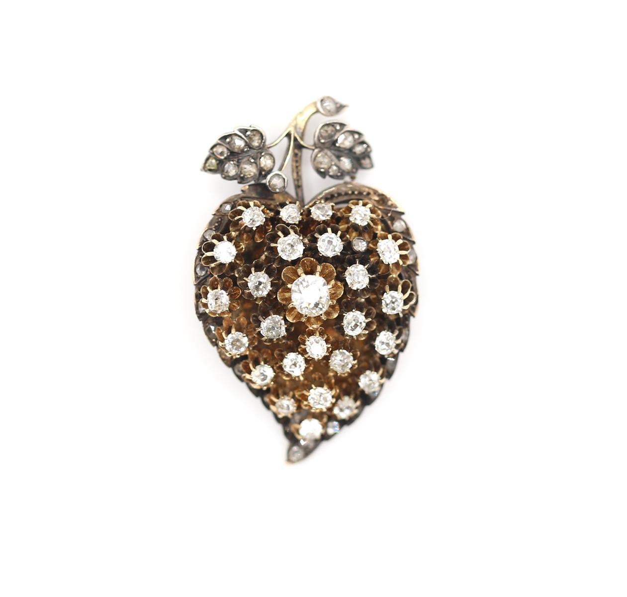 Taglio antico europeo Ciondolo antico in oro a forma di fragola con 3,5 carati di diamanti, 1890 in vendita