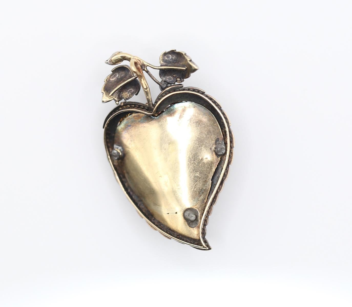 Ciondolo antico in oro a forma di fragola con 3,5 carati di diamanti, 1890 In condizioni discrete in vendita a Herzelia, Tel Aviv