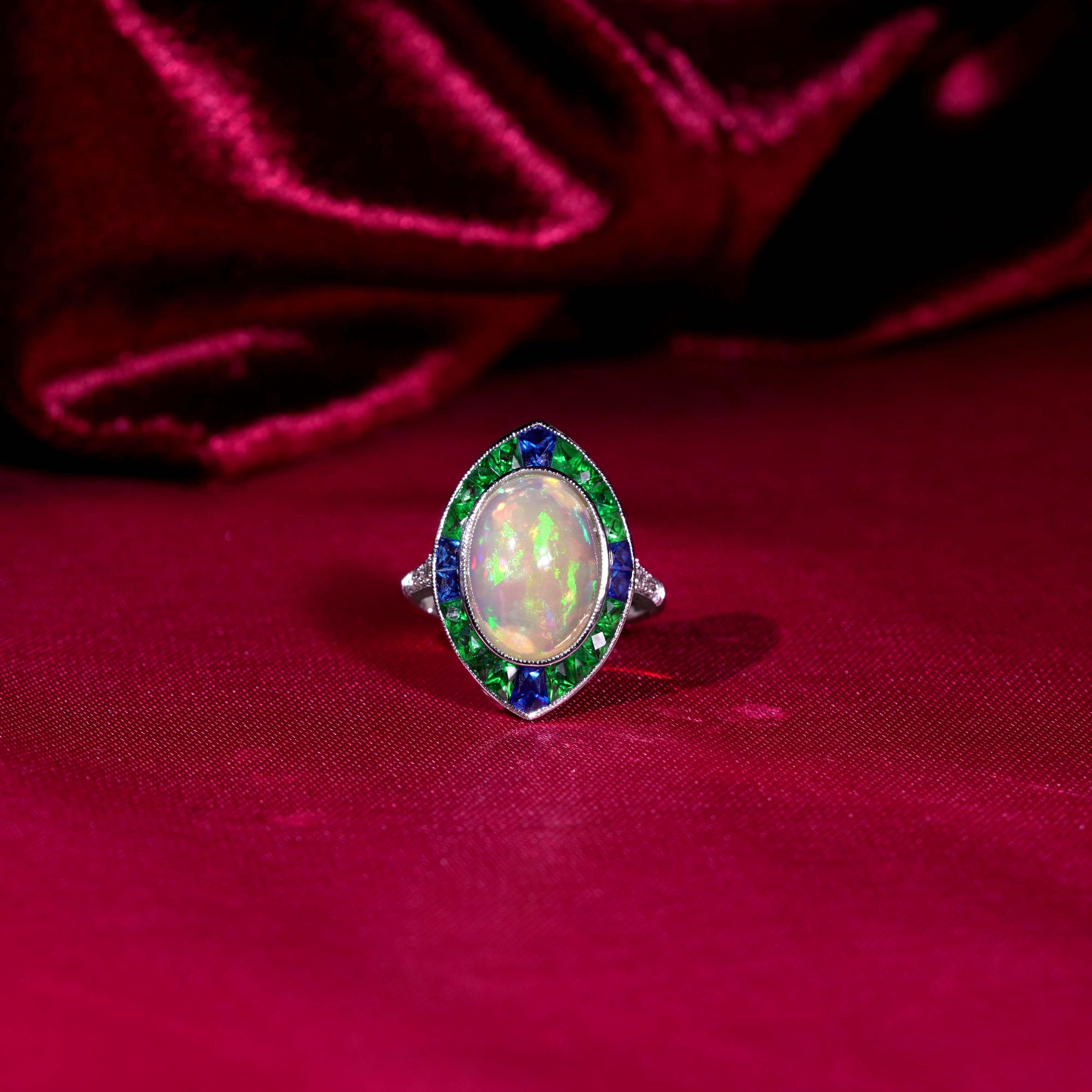 Taille ovale 3.5 Ct. Bague cocktail éthiopienne, saphir, tsavorite et diamant en or 18 carats