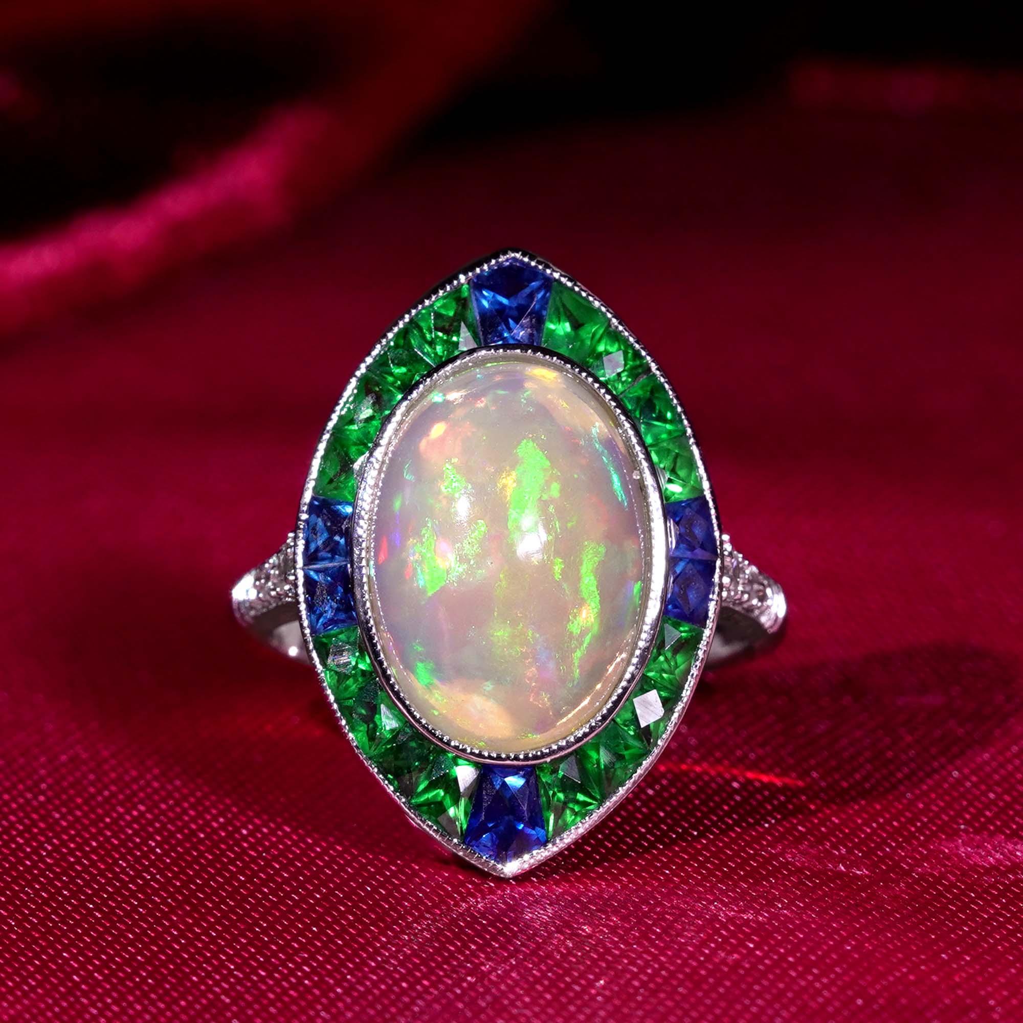 3.5 Ct. Bague cocktail éthiopienne, saphir, tsavorite et diamant en or 18 carats Neuf à Bangkok, TH