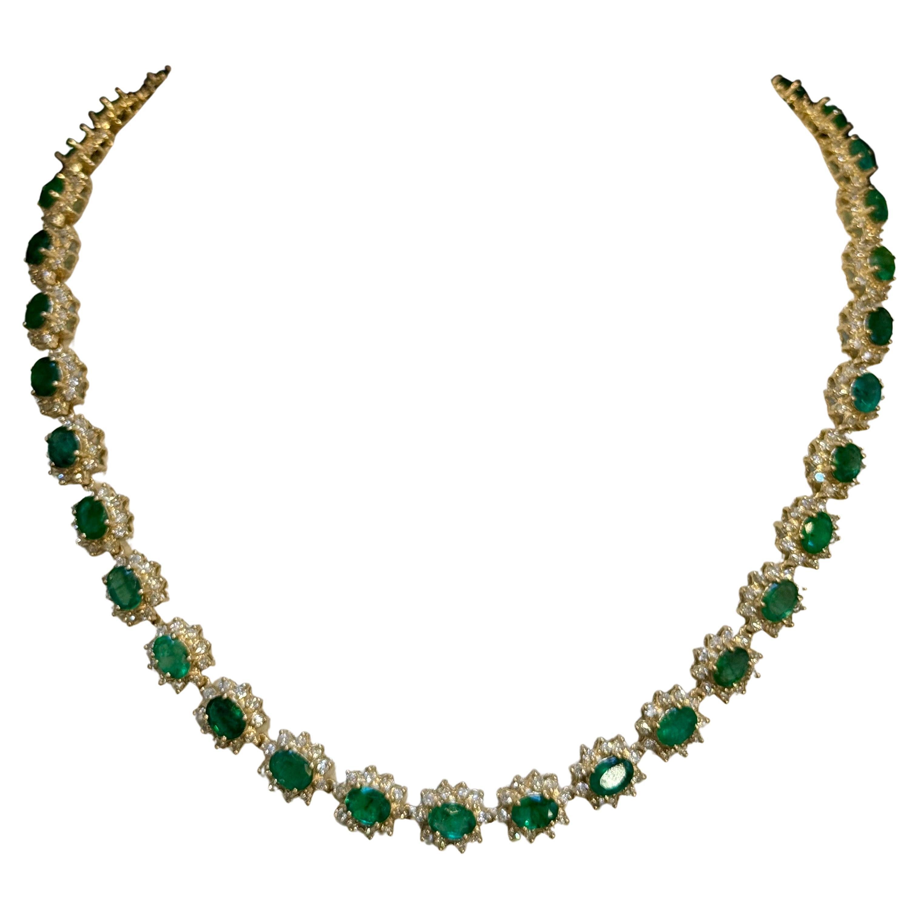 35 Karat Oval geformter natürlicher sambischer Smaragd & 20 Karat Diamant-Halskette, 17 Zoll (Ovalschliff) im Angebot