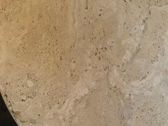 Tavolino rotondo in travertino romano personalizzato di Le Lampade
