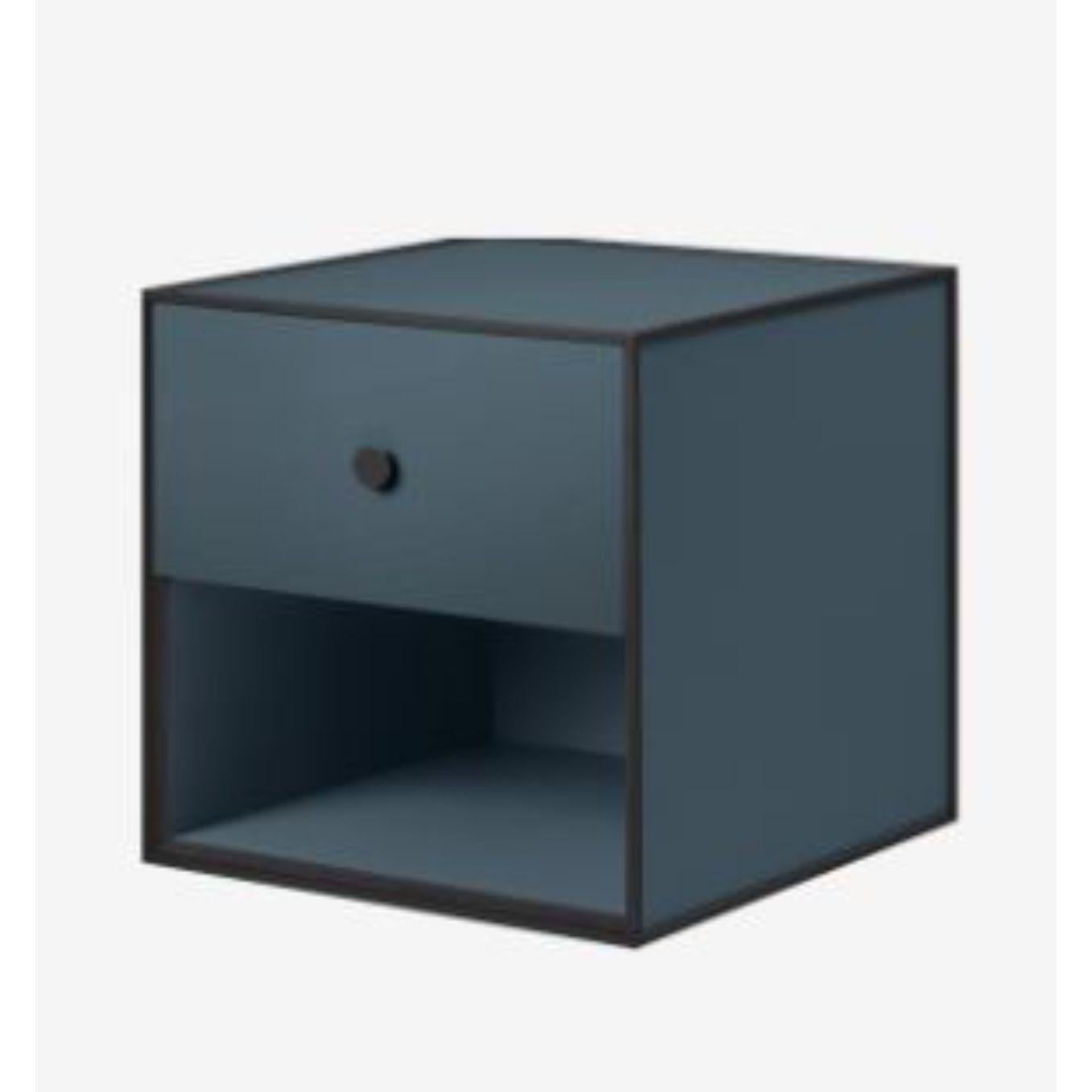 35 Fjordrahmenbox mit 1 Schublade von Lassen
Abmessungen: B 35 x T 35 x H 35 cm 
MATERIALIEN: Finér, Melamin, Melamin, Melamin, Metall, Furnier,
Auch in anderen Farben und Abmessungen erhältlich. 

By Lassen ist eine dänische Designmarke, die sich