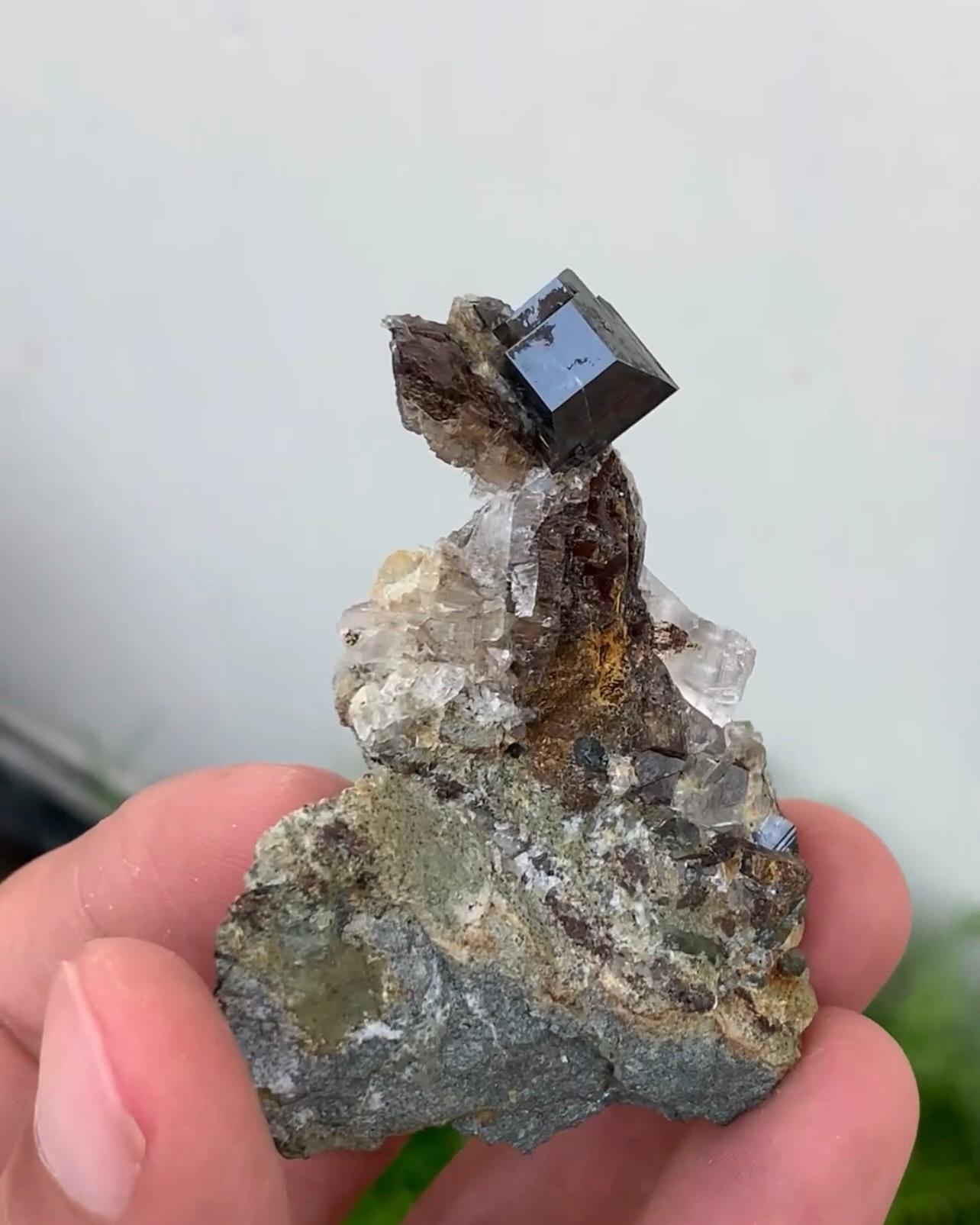 35 Grams Impressive Anatase Crystal On Matrix In Good Condition For Sale In Peshawar, PK