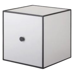 35 Boîte à cadre gris clair avec porte par Lassen