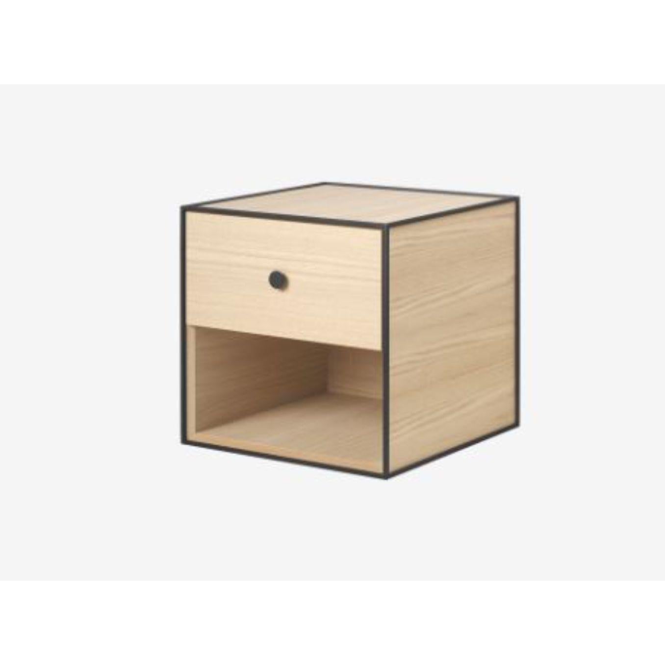35 Oak frame box with 1 drawer by Lassen.
Dimensions: W 35 x D 35 x H 35 cm.
Materials: Finér, Melamin, Melamin, Melamine, Metal, Veneer, Oak
Also available in different colours and dimensions. 

By Lassen is a Danish design brand focused on