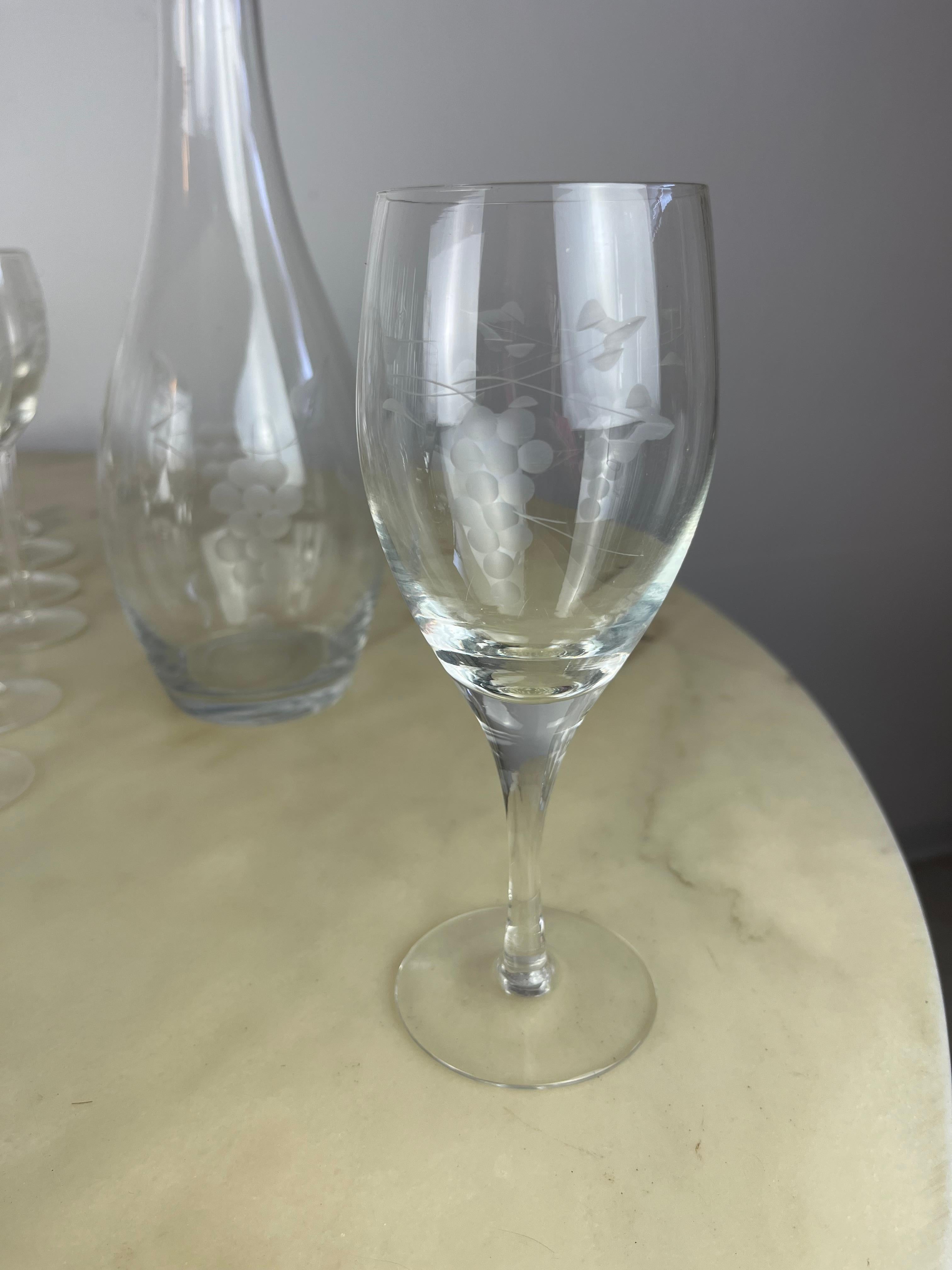 35-teiliges Service aus Kristallglas, Italien, 1960er Jahre
Glasset bestehend aus 1 Krug, 1 Karaffe, 12 Wassergläser, 9 Weingläser, 12 Gläser.
Handgravur von Weintrauben auf der Oberfläche. Sie stammt aus den 1960er Jahren.
Gute Bedingungen.