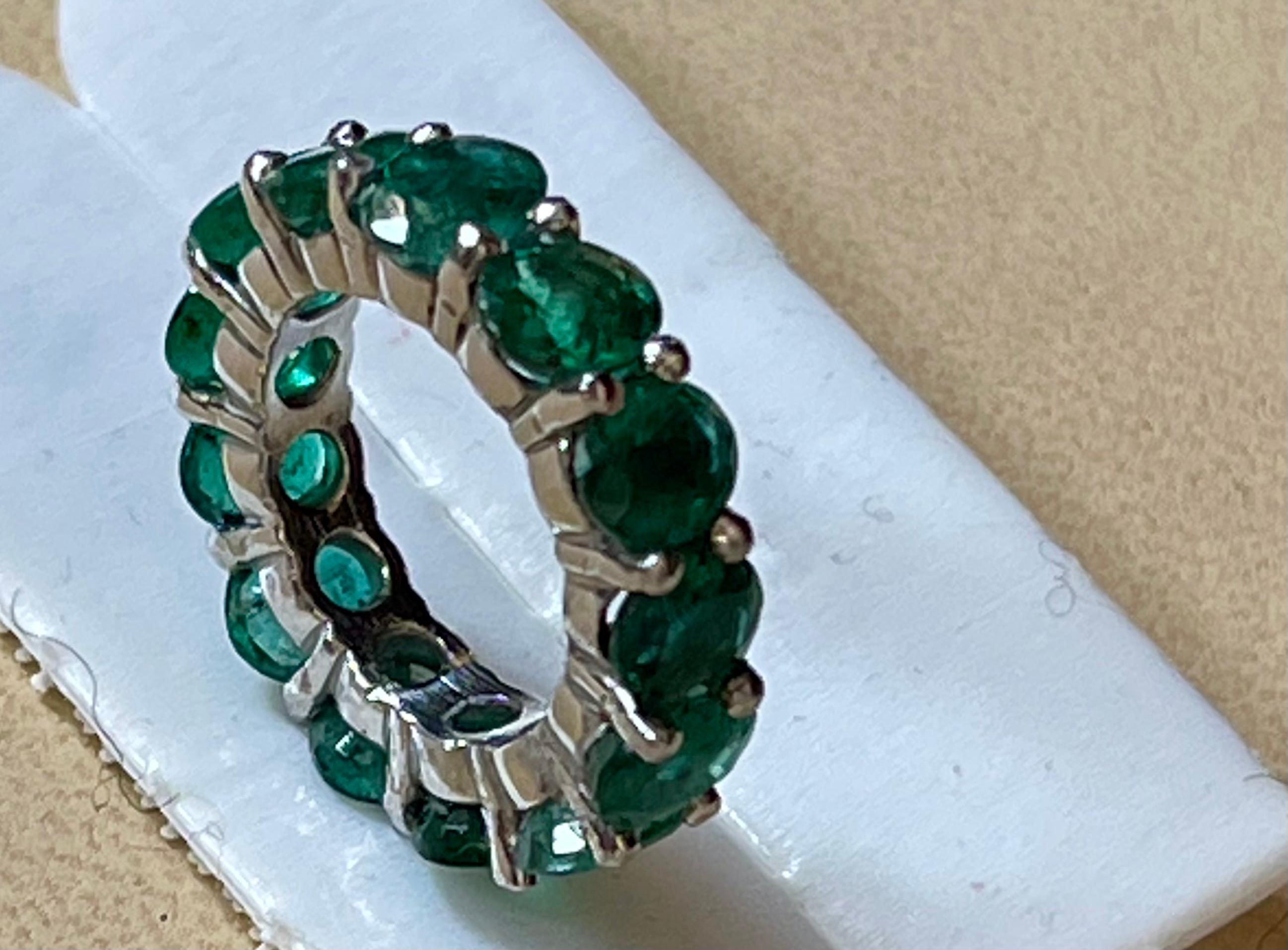 35 Pointer Each 4.5 Carat Emerald Anniversary Eternity Band / Ring in Platinum In Excellent Condition For Sale In New York, NY