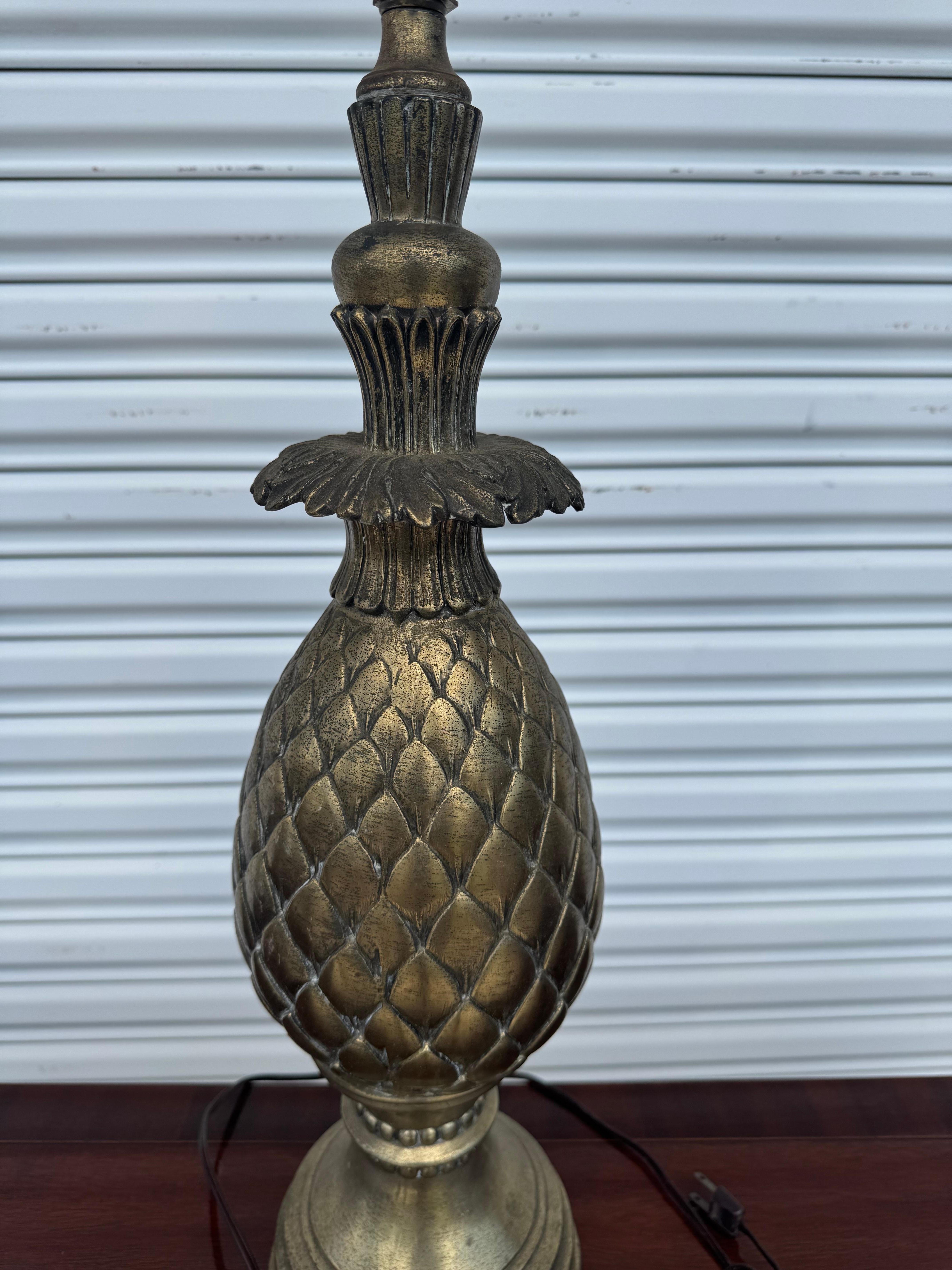 Lampada Regency in stile ananas da 35 pollici. Caratterizzata da un motivo di ananas ornato che simboleggia calore e ospitalità, questa lampada da tavolo è realizzata con una finitura in ottone di ispirazione vintage per un look ricco e classico.