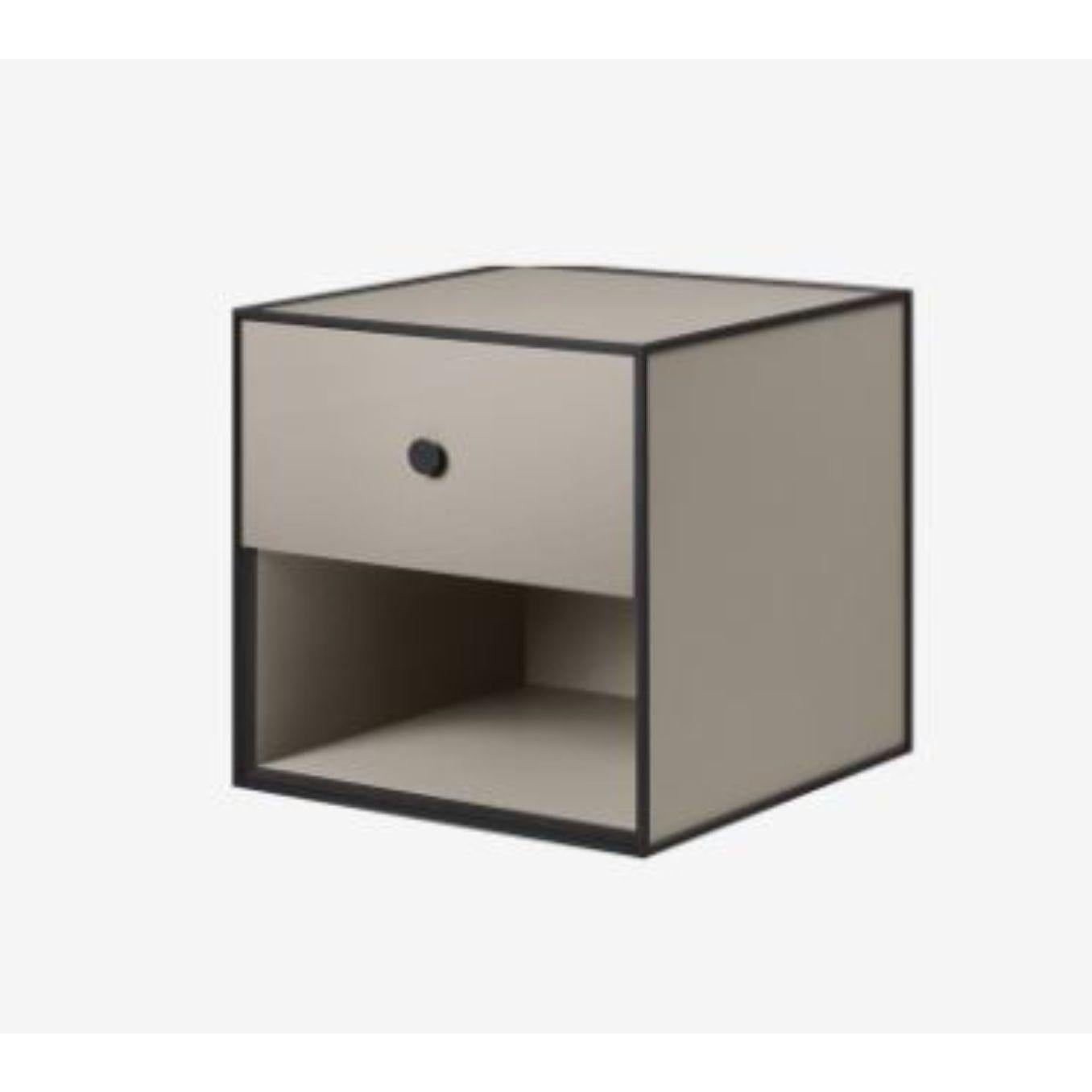 35 Scatola con telaio in sabbia e 1 cassetto di By Lassen
Dimensioni: L. 35 x P. 35 x H. 35 cm 
Materiali: Finér, Melamin, Melamin, Melamin, Metallo, Impiallacciatura,
Disponibile anche in diversi colori e dimensioni.

By Lassen è un marchio di