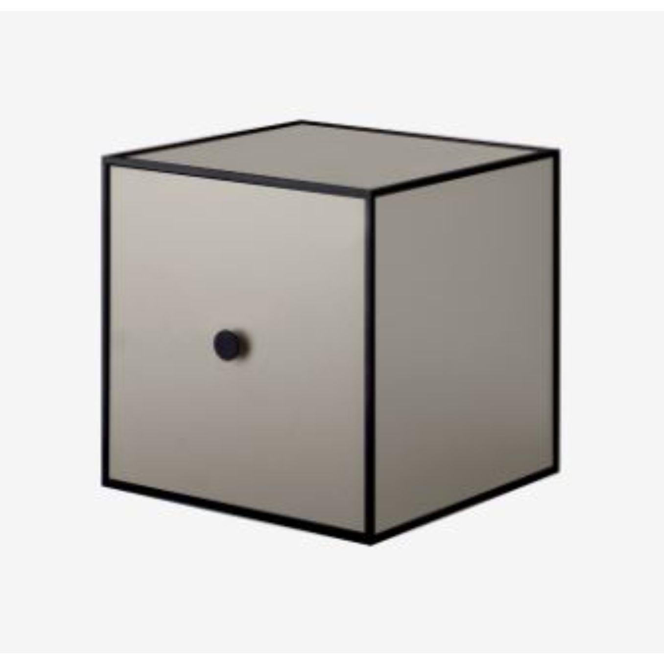 35 sand frame box with door by Lassen
Dimensions: W 35 x D 35 x H 35 cm 
Materials: Finér, Melamin, Melamin, Melamine, Metal, Veneer,
Also available in different colors and dimensions.

By Lassen is a Danish design brand focused on iconic