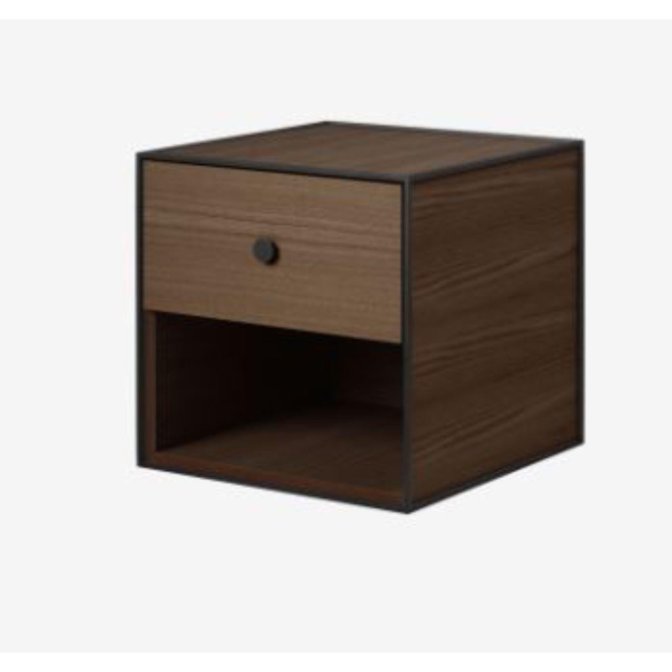 35 smoked oak frame box with 1 drawer by Lassen
Dimensions: w 35 x d 35 x h 35 cm 
Materials: Finér, Melamin, Melamin, Melamine, Metal, Veneer, Oak
Also available in different colors and dimensions. 

By Lassen is a Danish design brand focused