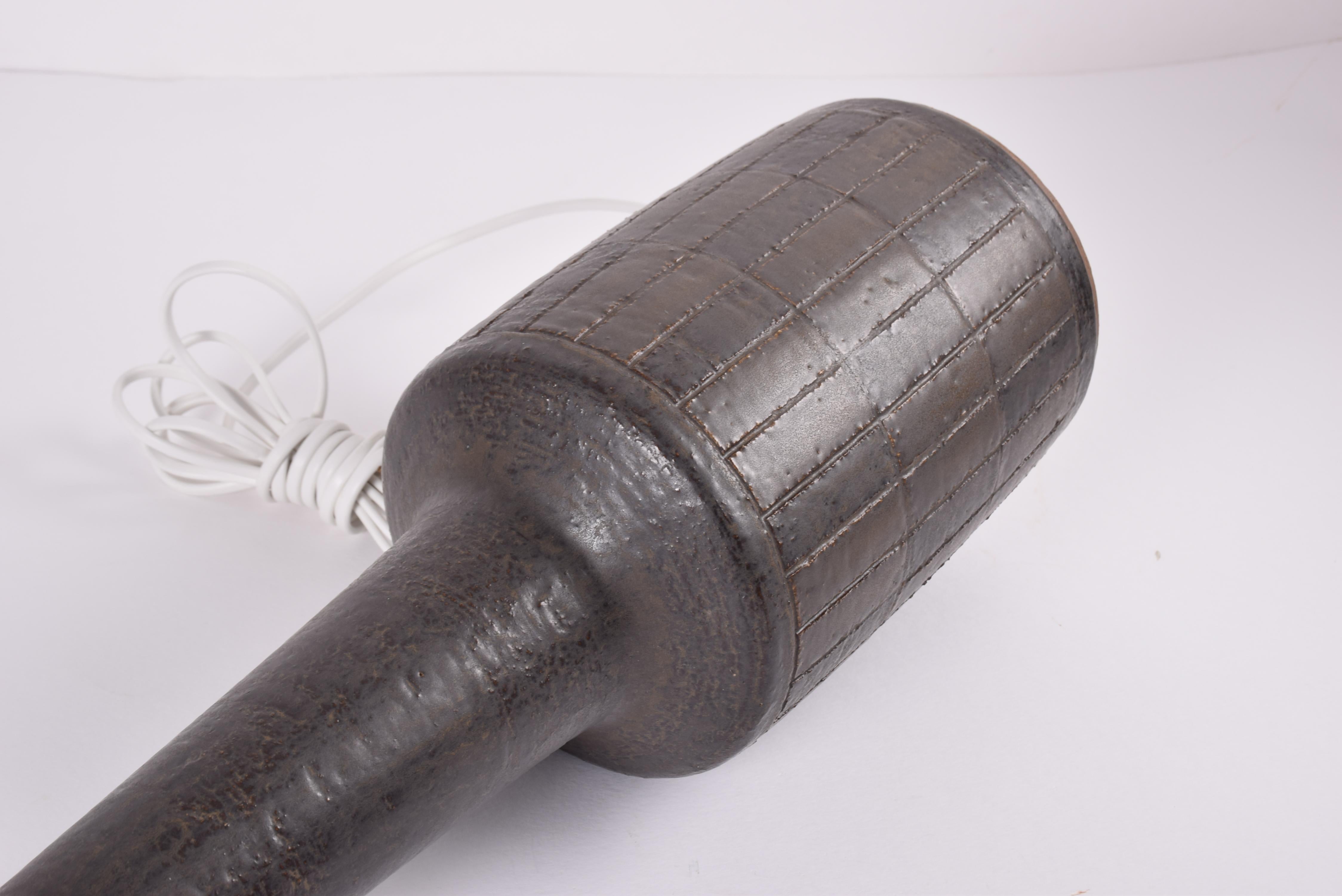 Céramique Grande lampe de bureau danoise mi-siècle en céramique de palmier à glaçure marron foncé, années 1960 en vente