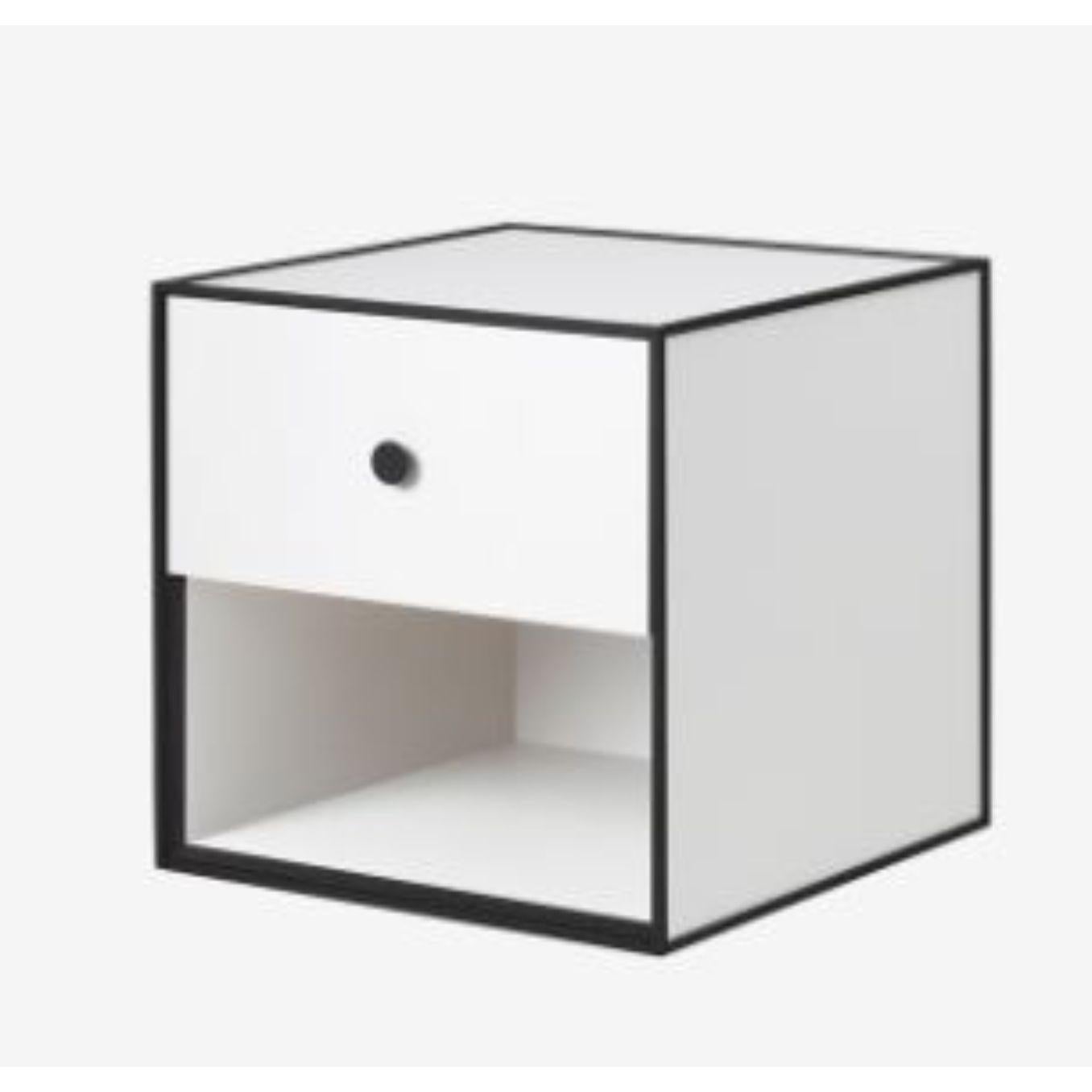 35 white frame box with 1 drawer by Lassen
Dimensions: W 35 x D 35 x H 35 cm
Materials: Finér, Melamin, Melamin, Melamine, Metal, Veneer,
Also available in different colours and dimensions.

By Lassen is a Danish design brand focused on iconic