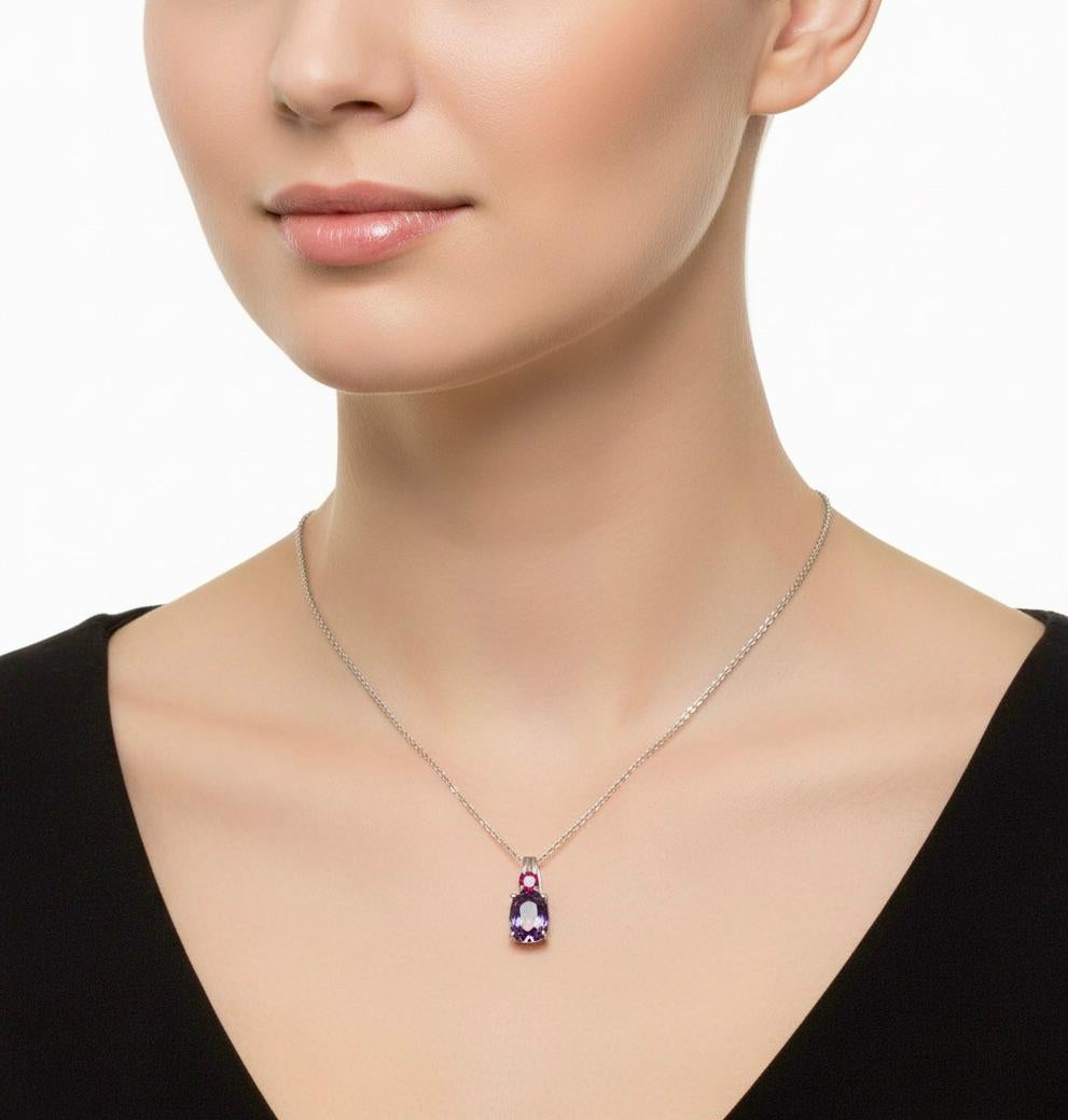 Contemporaneo Collana con ciondolo di spinello rosso e viola di Birmania da 3,50 carati in platino 18 carati in vendita