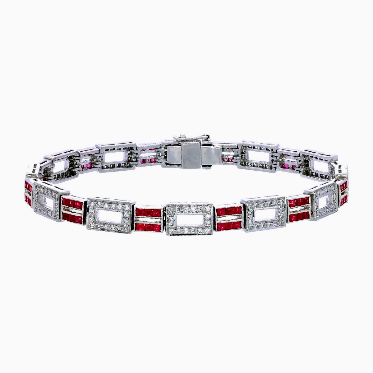 Das elegante Armband mit birmanischen Rubinen und Diamanten von REWA Jewels ist handgefertigt und besteht aus 18 Karat Weißgold.

Es hat eine ovale Form  Burma No Heat Rubine mit einem Gewicht von etwa 3,50 Karat 

Besetzt mit Diamanten von ca. 1,10