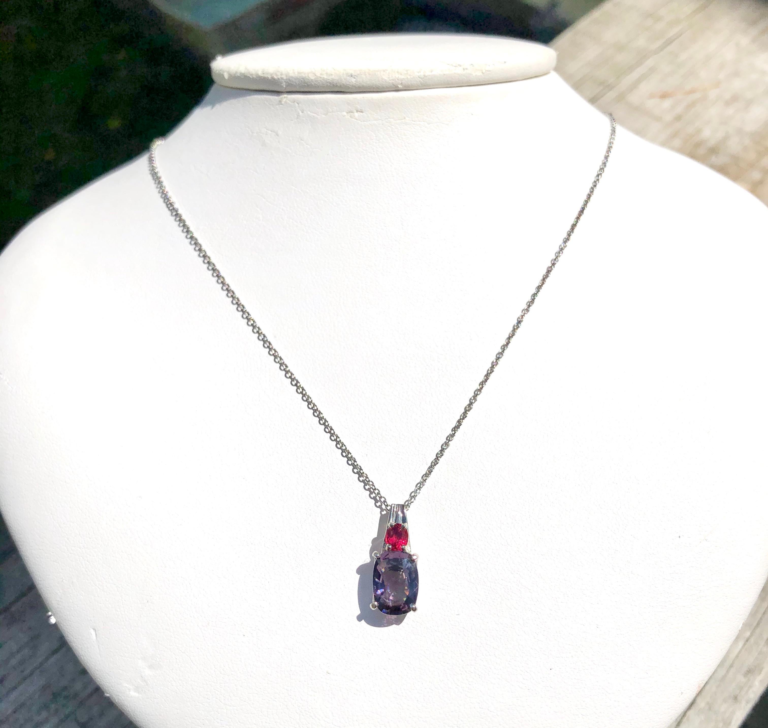 Contemporain Collier pendentif en platine 18 carats avec spinelle birmane violette et rouge de 3,50 carats en vente