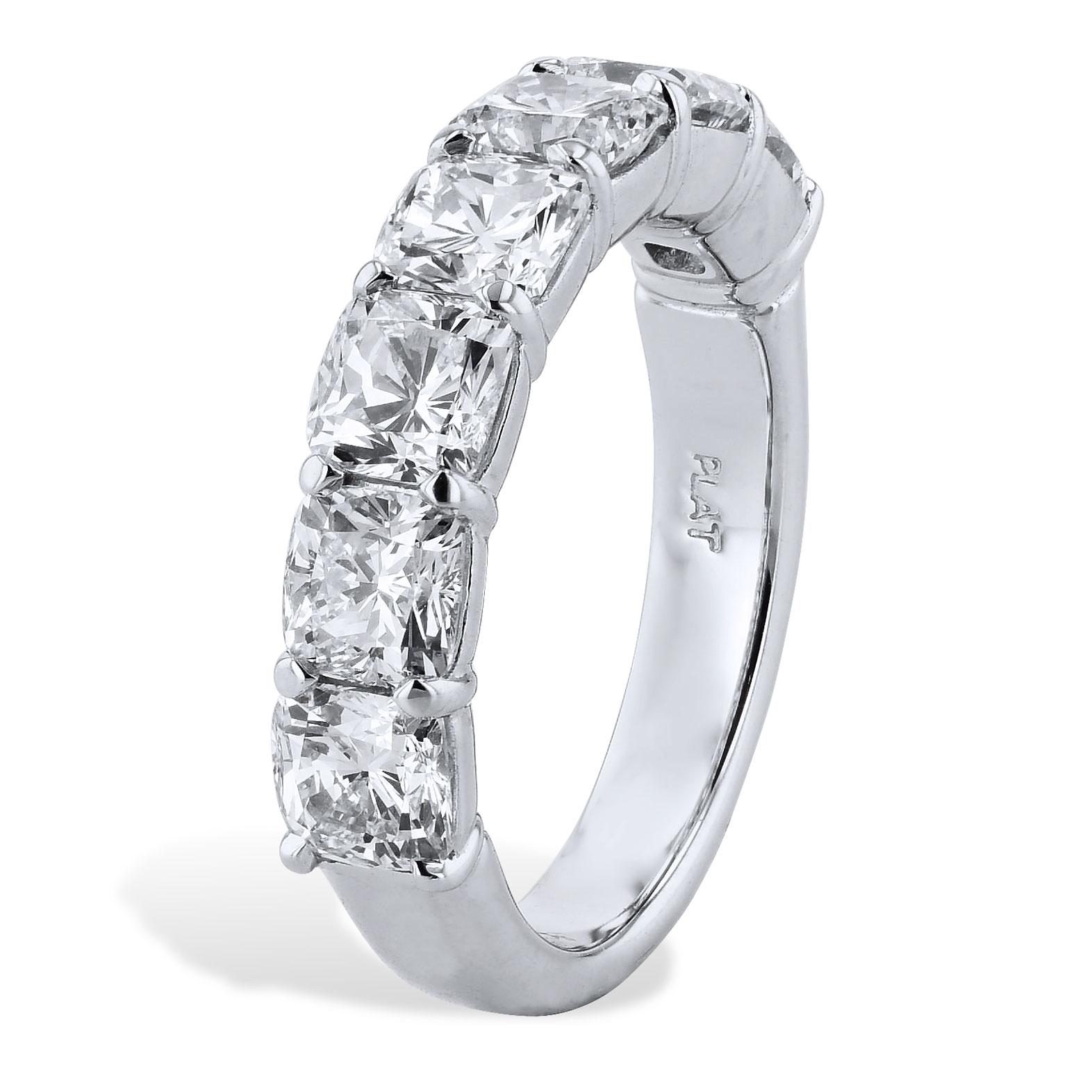 Fascia per l'eternità in platino con sette pietre di diamante taglio cuscino da 3,50 carati 

Sette diamanti taglio cuscino (H/VS2), per un peso totale di 3,50 carati, sono montati su un gambo in platino in un'incastonatura comune. 
Questo anello