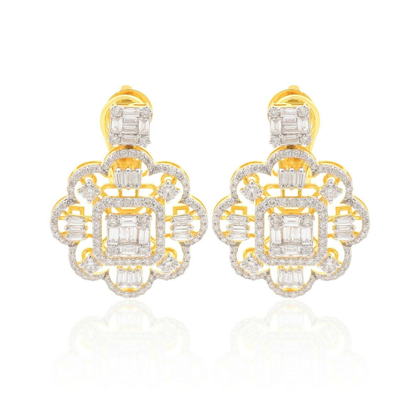 Diese atemberaubenden Ohrringe sind aus 14-karätigem Gold gegossen und von Hand mit 3,50 Karat funkelnden Diamanten besetzt. 

FOLLOW MEGHNA JEWELS Storefront, um die neueste Kollektion und exklusive Stücke zu sehen. Meghna Jewels ist stolz darauf,