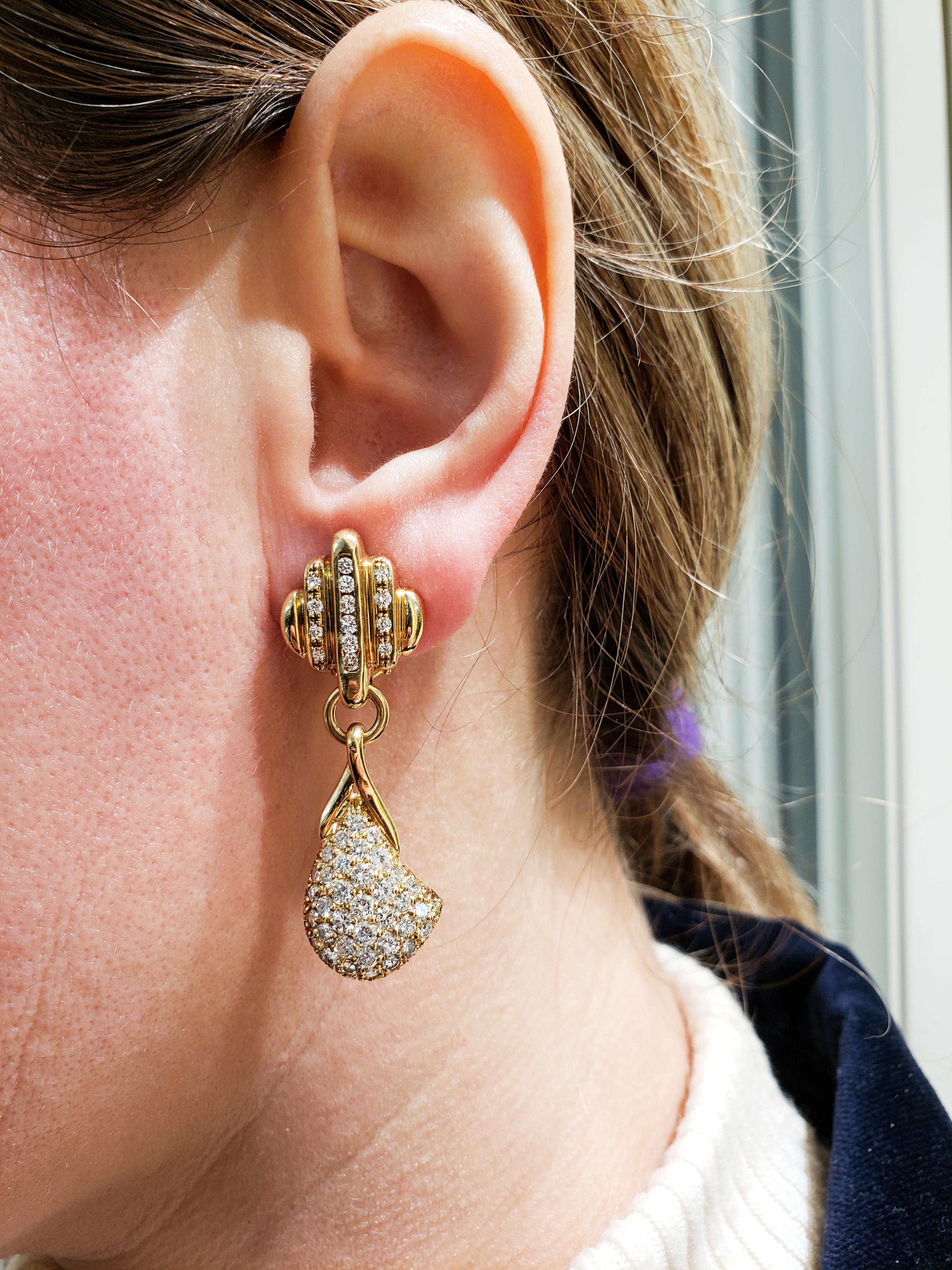 Round Cut 3.50 Carat Diamond and Yellow Gold Modern Drop Earrings