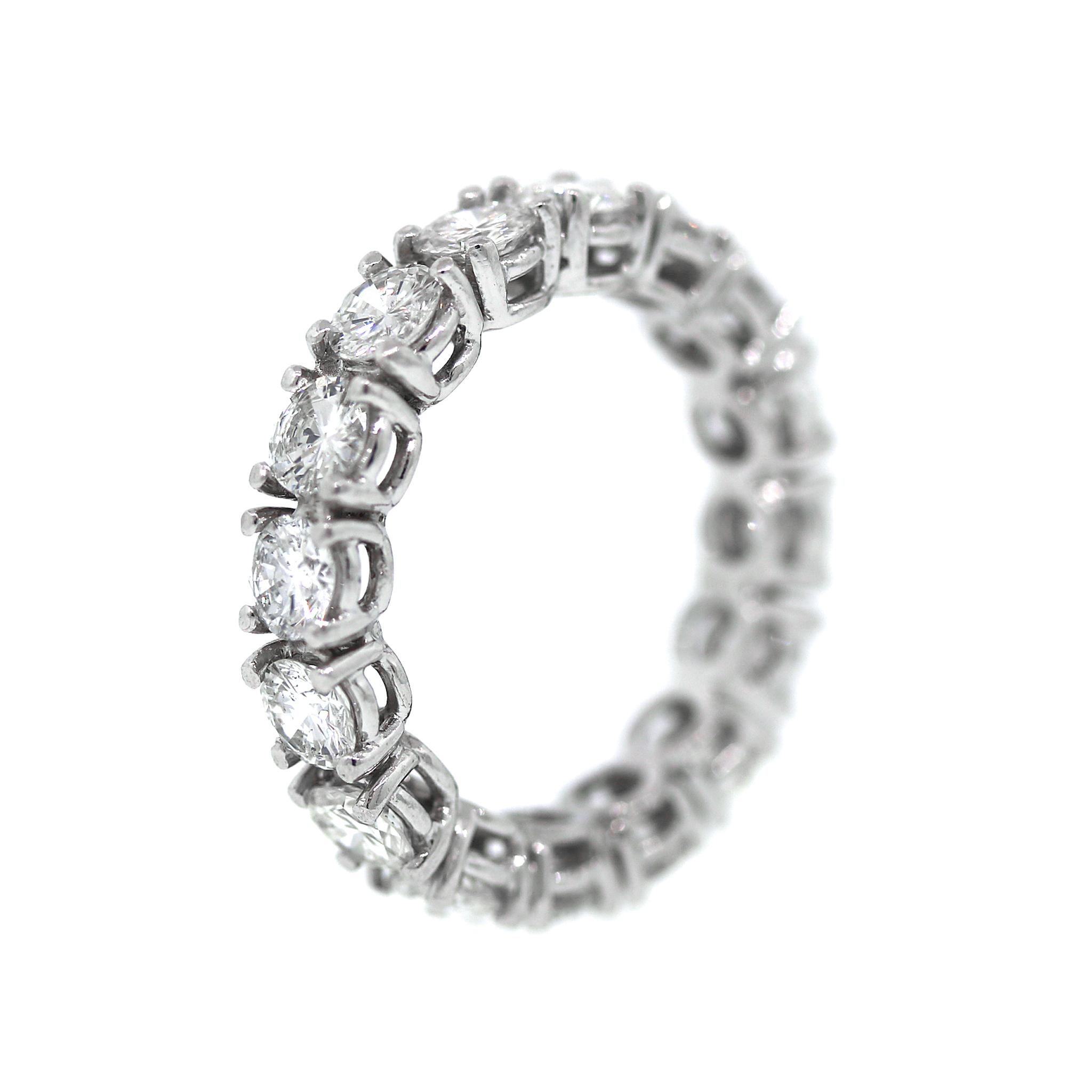 14 kt White Gold
Diamond: 3.50 ct twd
Color: G-H
Clarity: SI
Ring Size: 7