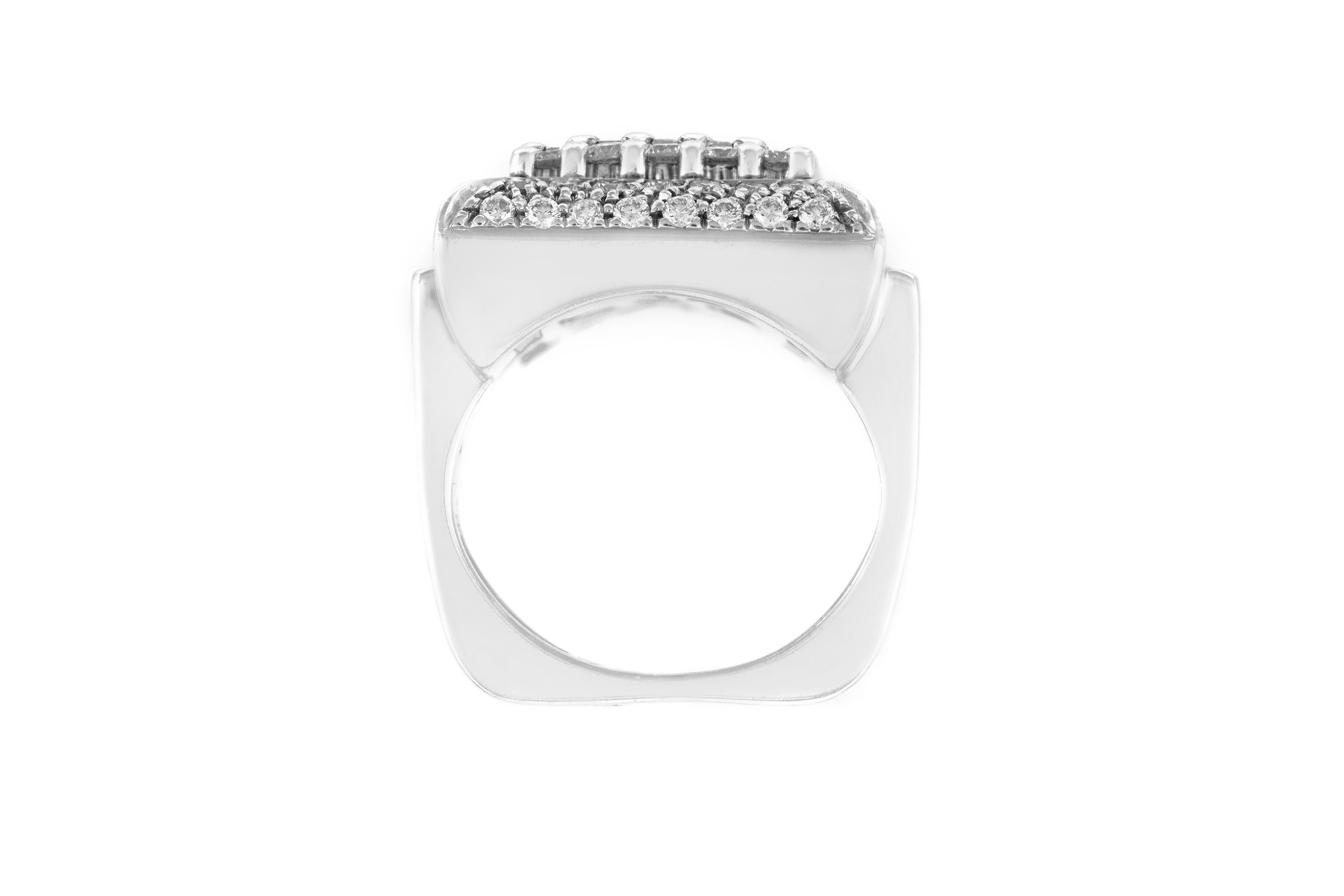 Finamente elaborada en oro blanco de 18 quilates con diamantes talla brillante redonda que pesan aproximadamente un total de 3,50 quilates.
Talla 6, redimensionable