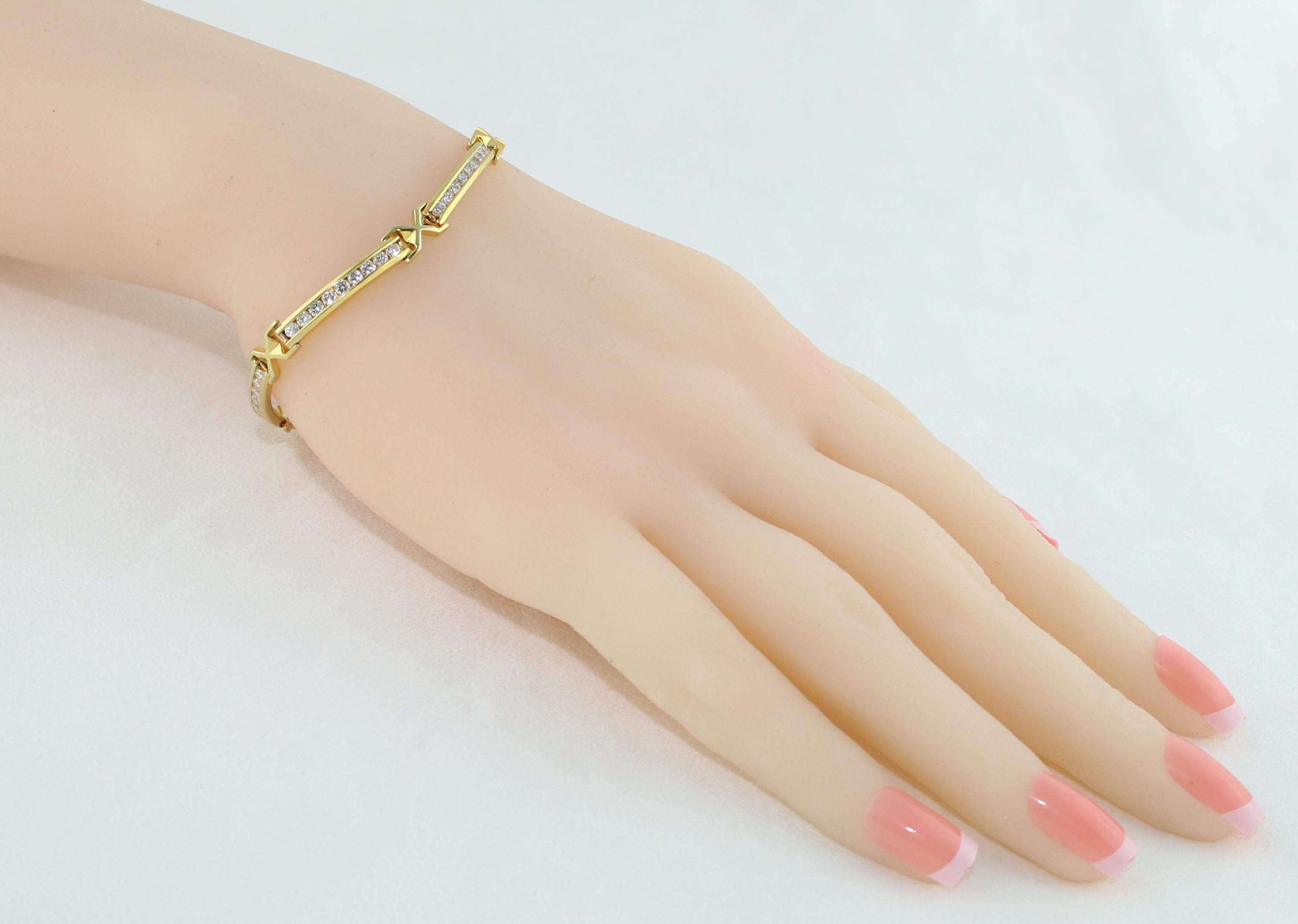 Taglio rotondo Bracciale Tennis in oro giallo con diamante da 3.50 carati in vendita