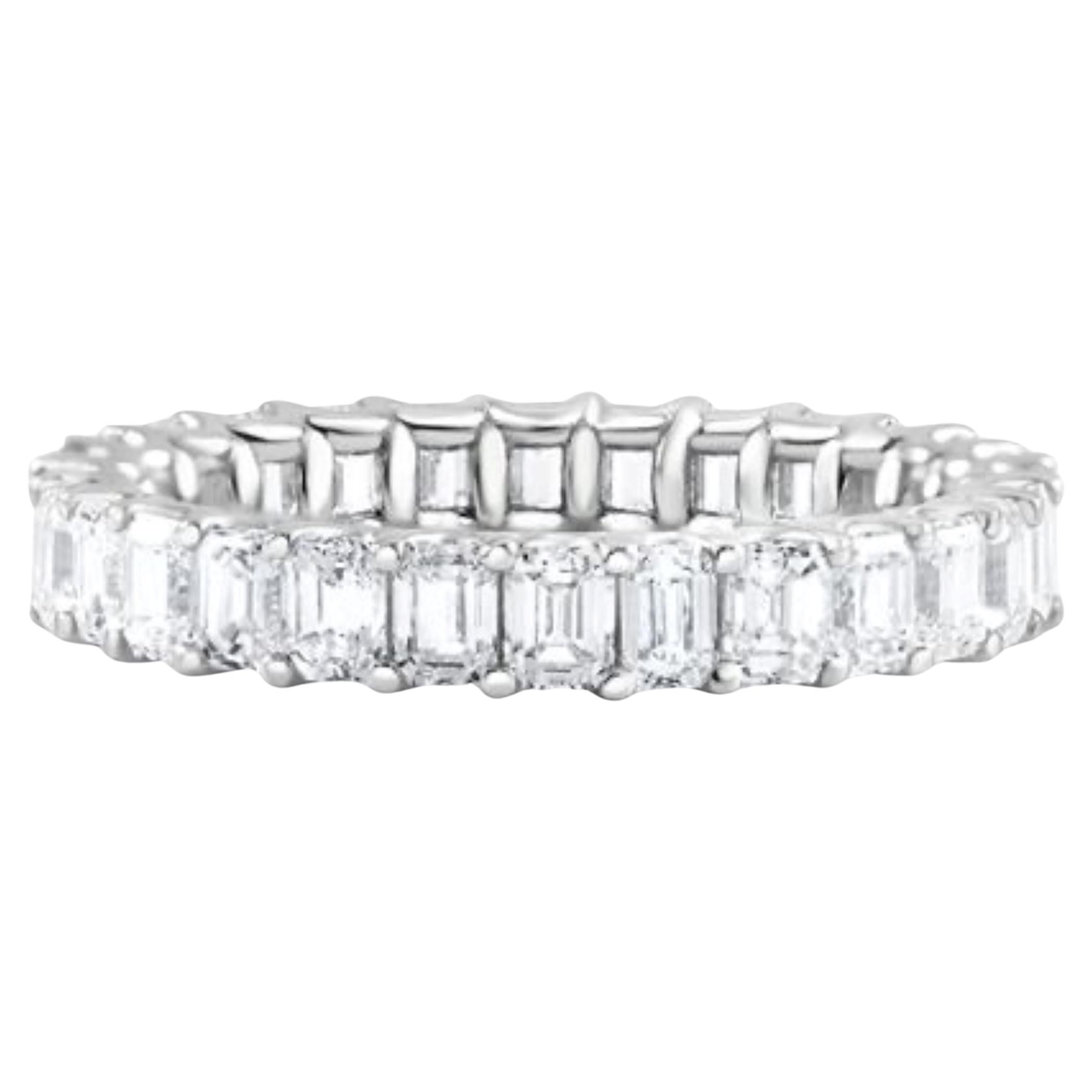 3,50 Karat Smaragdschliff Diamant Eternity Band in Platin, Größe 6