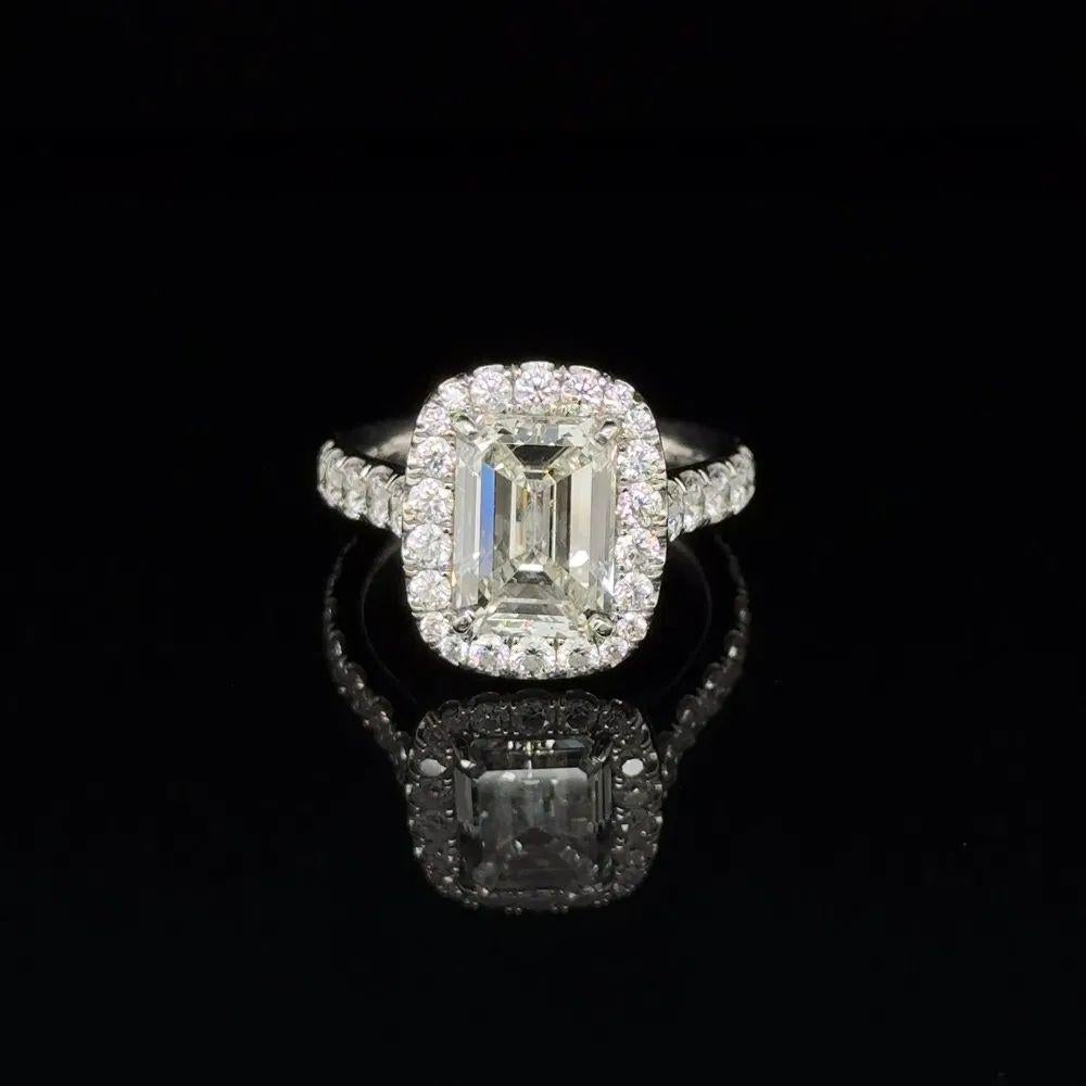 Semplicemente bello! Anello Vintage con diamante taglio smeraldo GIA in platino con solitario. Al centro un diamante taglio smeraldo da 3,50 carati incastonato a mano, colore I Qualità VS1 GIA. Circondato e accentuato sul gambo da 2,15tcw di