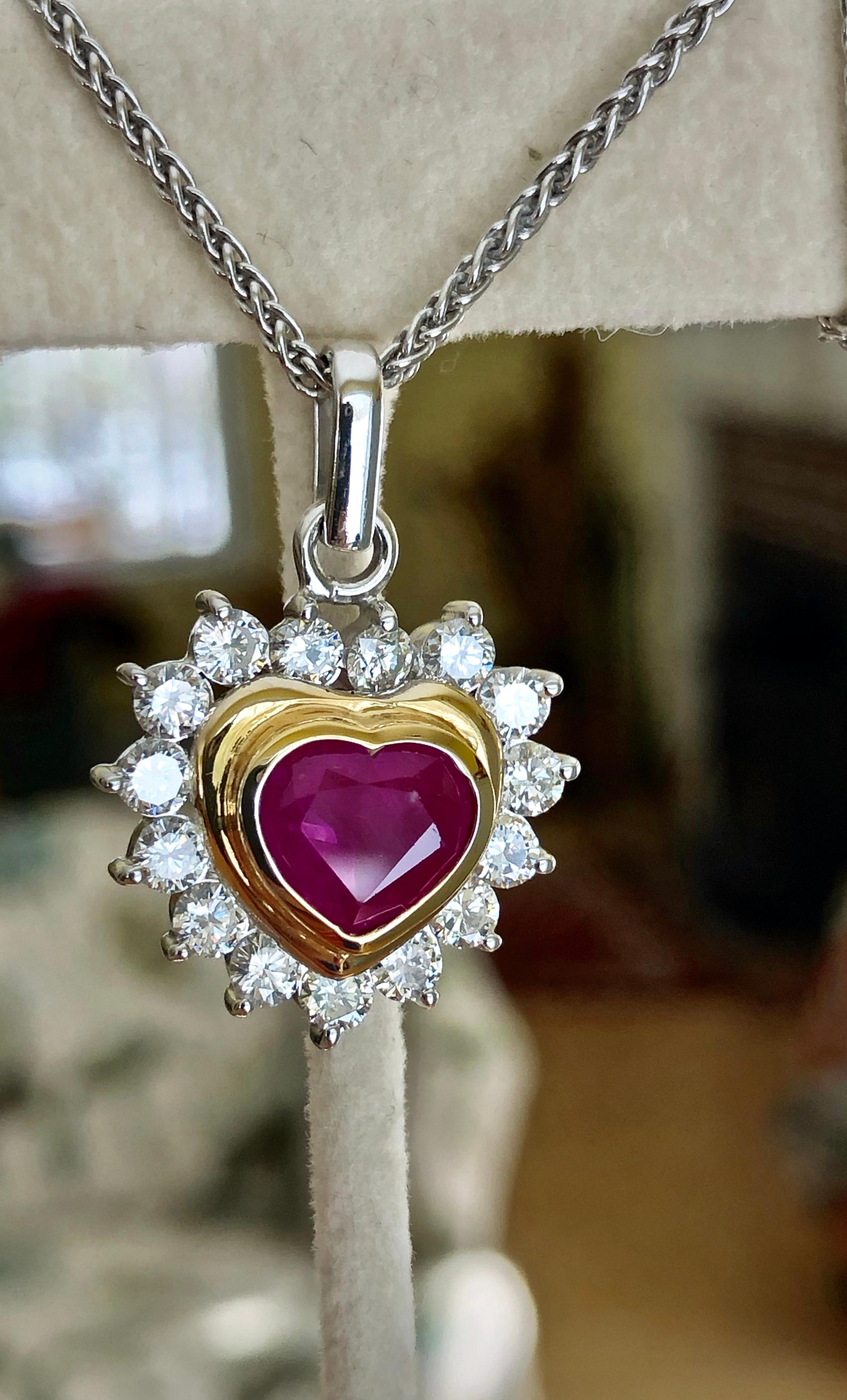 Taille cœur Pendentif coeur en diamants rubis de Birmanie de 3,50 carats 18 carats en vente