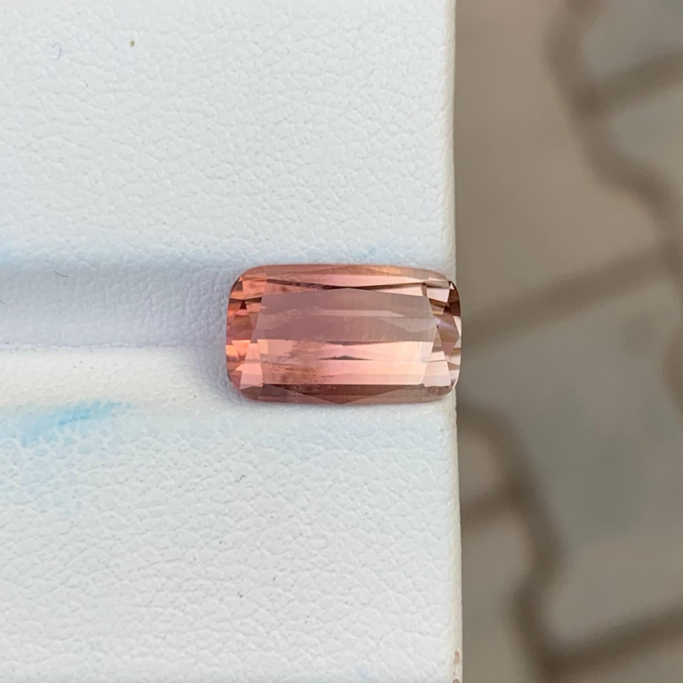 Peso 3,50 quilates 
Dimensiones 11,9x7,2x4,9 mm
Tratamiento Ninguno 
Origen África 
Claridad SI
Forma Corte Cojín 




Esta Turmalina Bicolor Natural de África de 3,50 quilates presenta una cautivadora mezcla de tonos contrastados, que muestran la