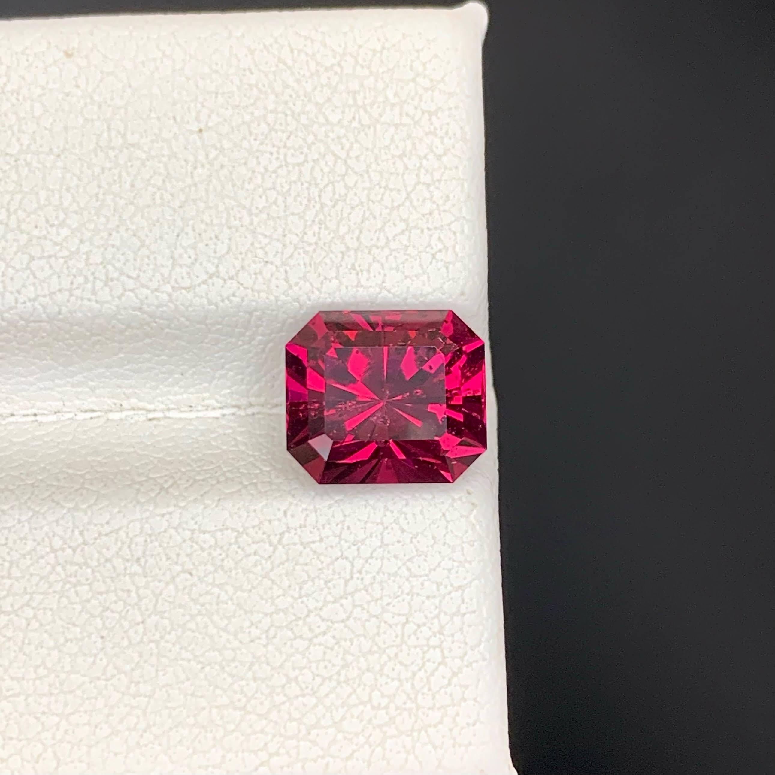 Gewicht 3,50 Karat 
Abmessungen 8,5x7,5x6,3 mm
Behandlung Keine 
Herkunft Tansanisch 
Klarheit VVS 
Form Schliff Smaragd 




Dieser atemberaubende leuchtend rote Naturgranat von 3,50 Karat stammt aus Tansania, das für die Herstellung leuchtender