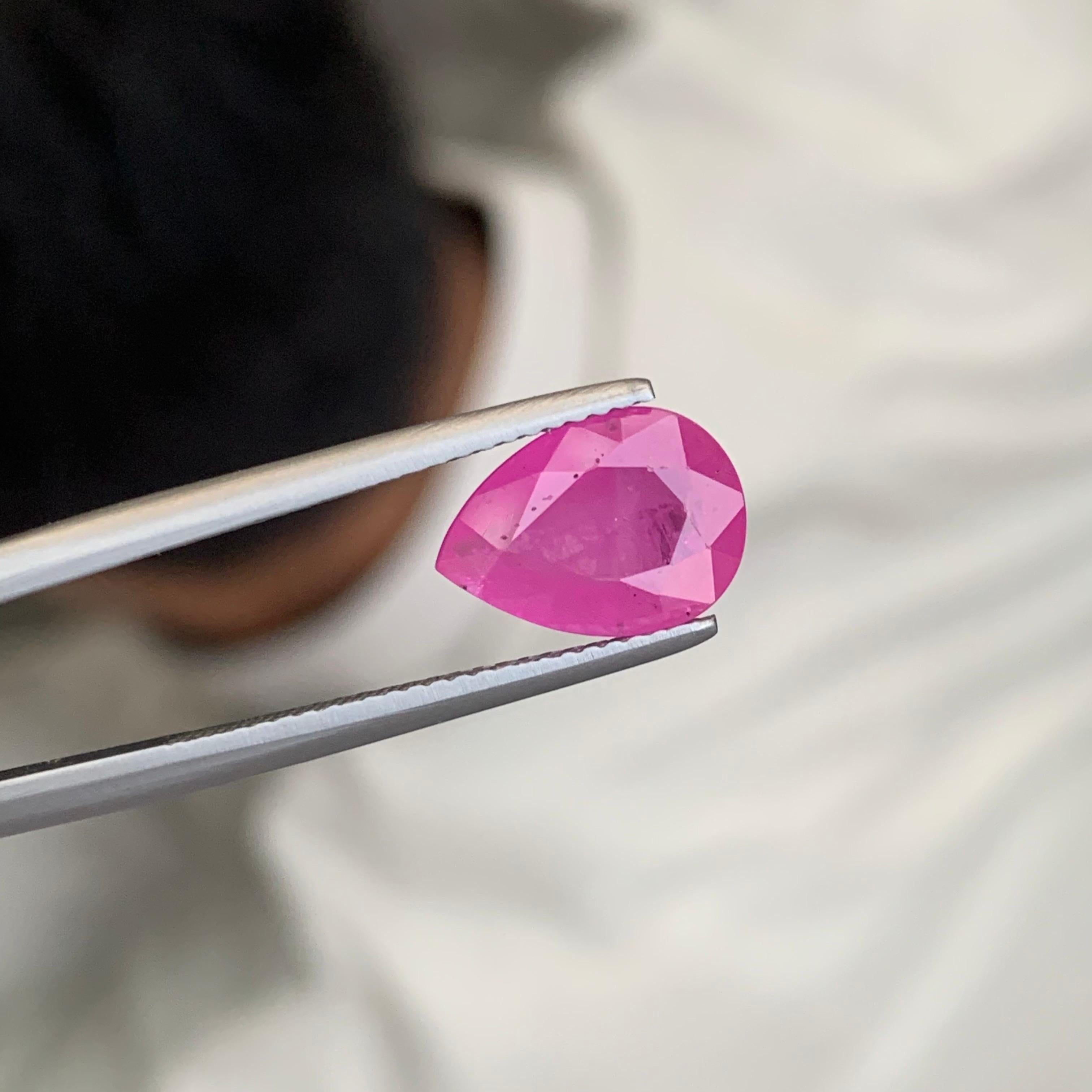 Rubino sciolto

Peso: 3,50 Carati
Dimensioni: 11,4 x 8,2 x 4,2 mm
Origine: Jagdalek Afghanistan
Forma: A pera 
Colore: rosa
Trattamento: Non / Naturale
Certificato: Su richiesta

Jagdalek, situata nell'Afghanistan orientale, è rinomata per i suoi