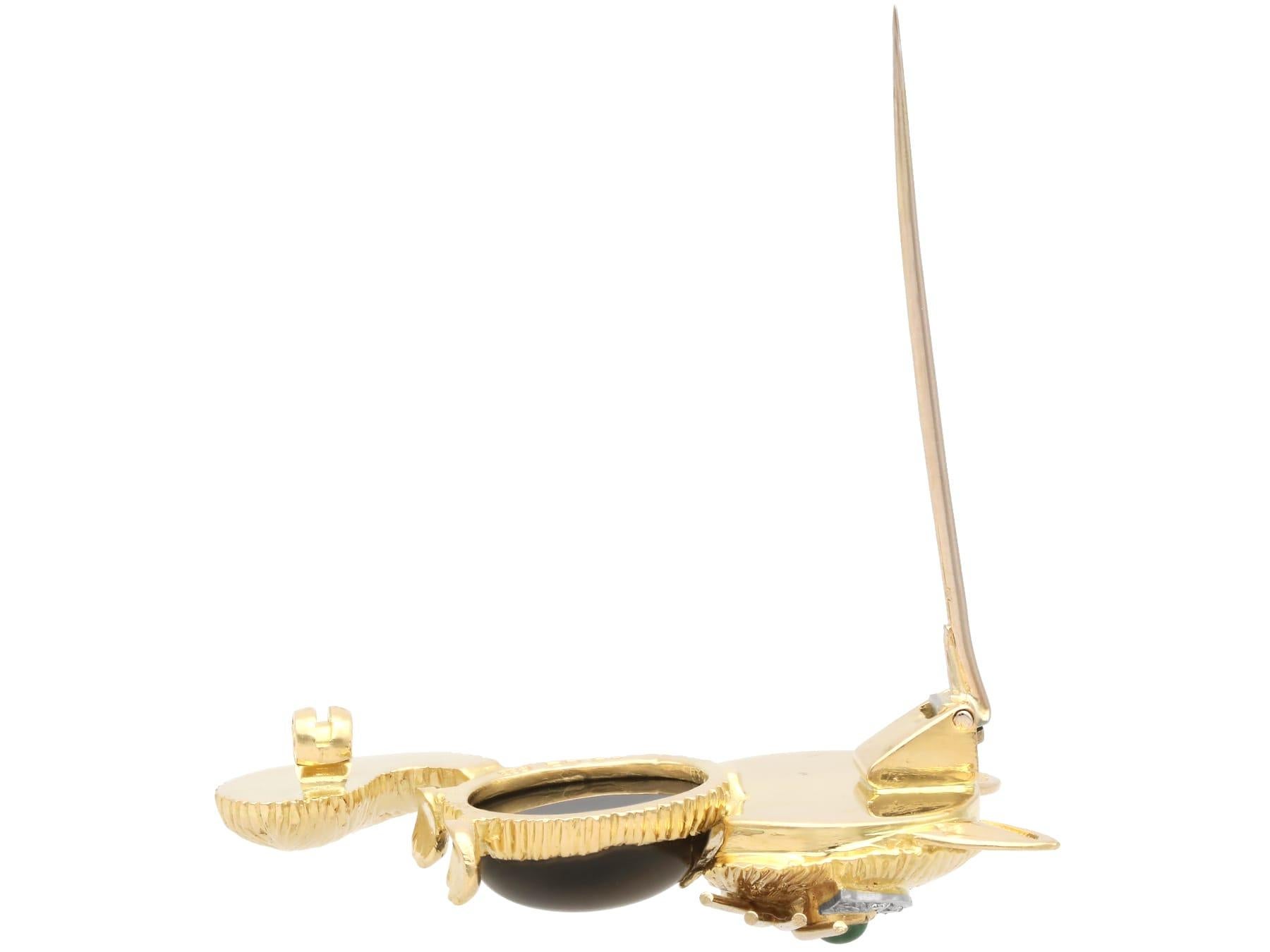 3.50 Carat Onyx, 0.13 Carat Emerald and Diamond, 18k Yellow Gold Cat Brooch 1958 For Sale 5