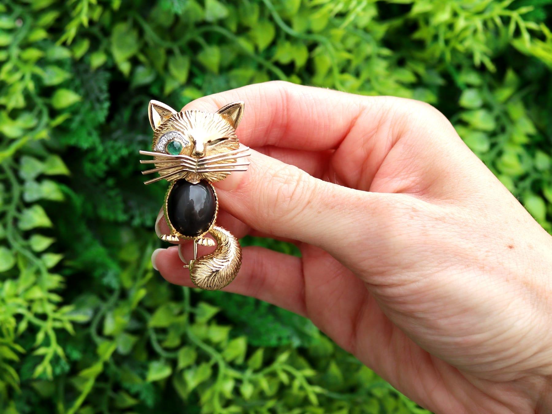 An exceptional, fine and impressive vintage 3.50 carat onyx, 0.13 carat emerald and 0.08 carat diamond, 18 karat yellow gold and platinum set cat brooch; part of our diverse vintage jewelry and estate jewelry collections.

This stunning, fine and