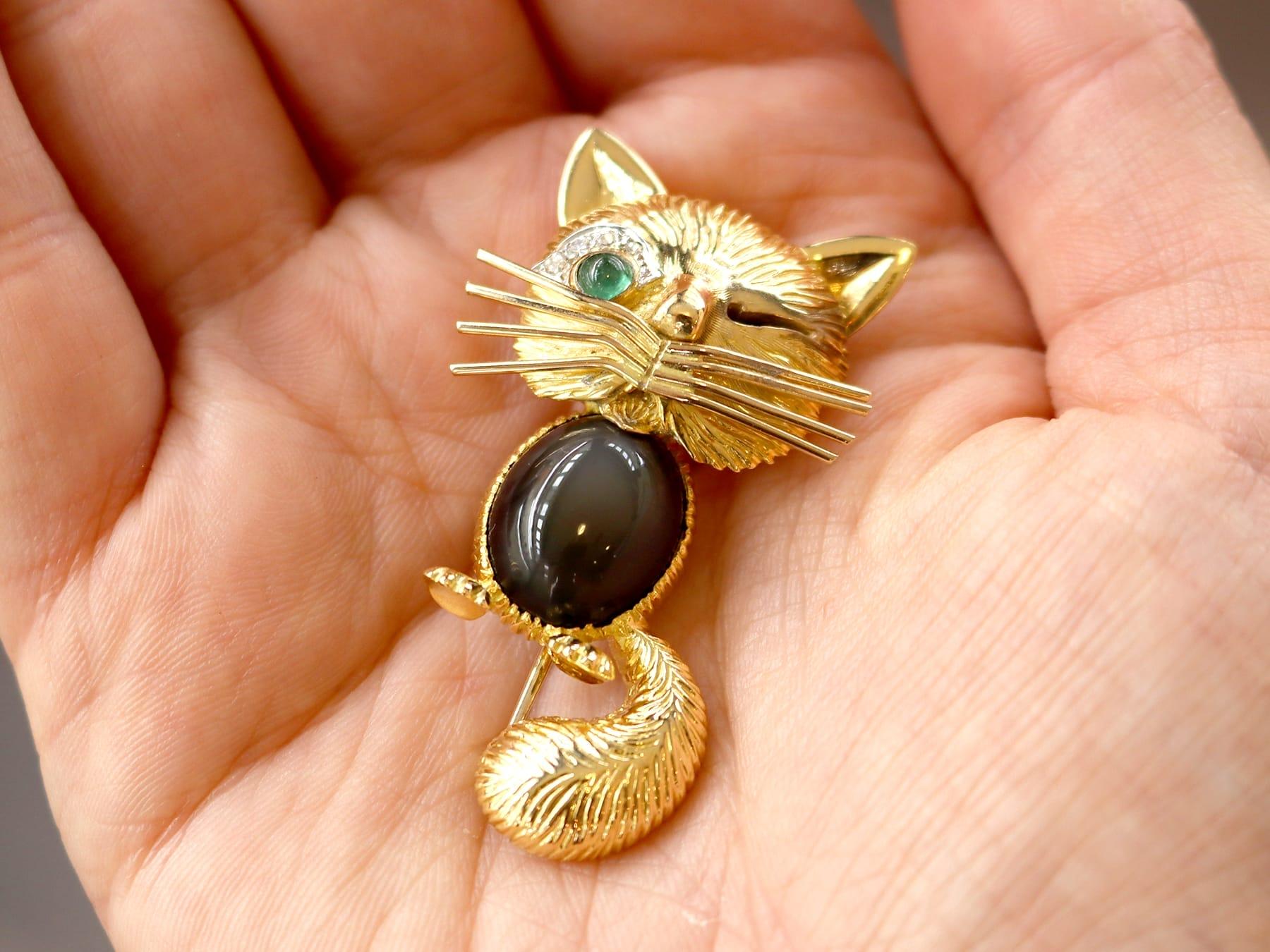 Cabochon 3.50 Carat Onyx, 0.13 Carat Emerald and Diamond, 18k Yellow Gold Cat Brooch 1958 For Sale