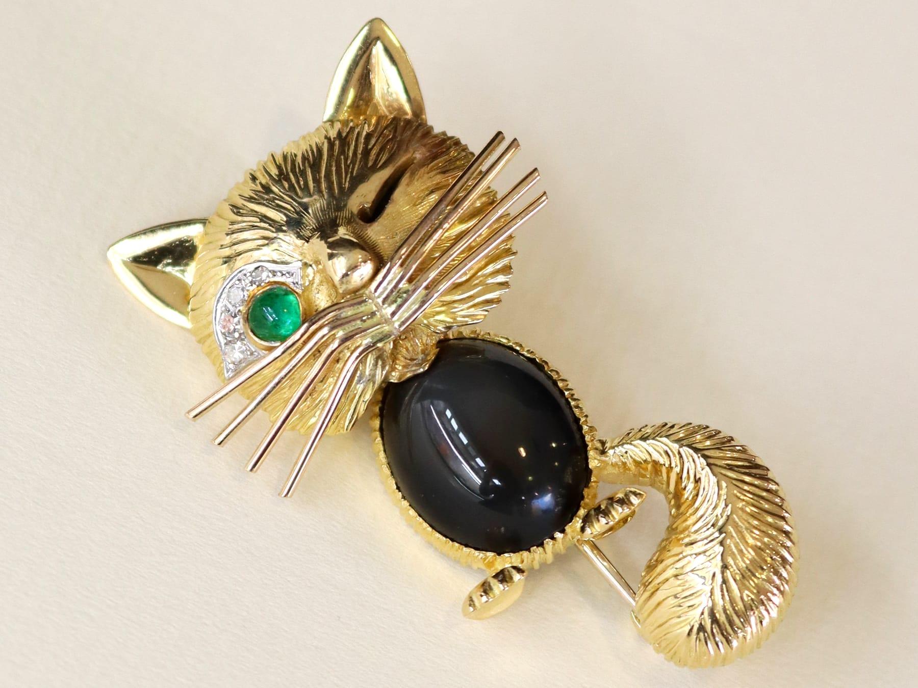 3.50 Carat Onyx, 0.13 Carat Emerald and Diamond, 18k Yellow Gold Cat Brooch 1958 In Excellent Condition For Sale In Jesmond, Newcastle Upon Tyne