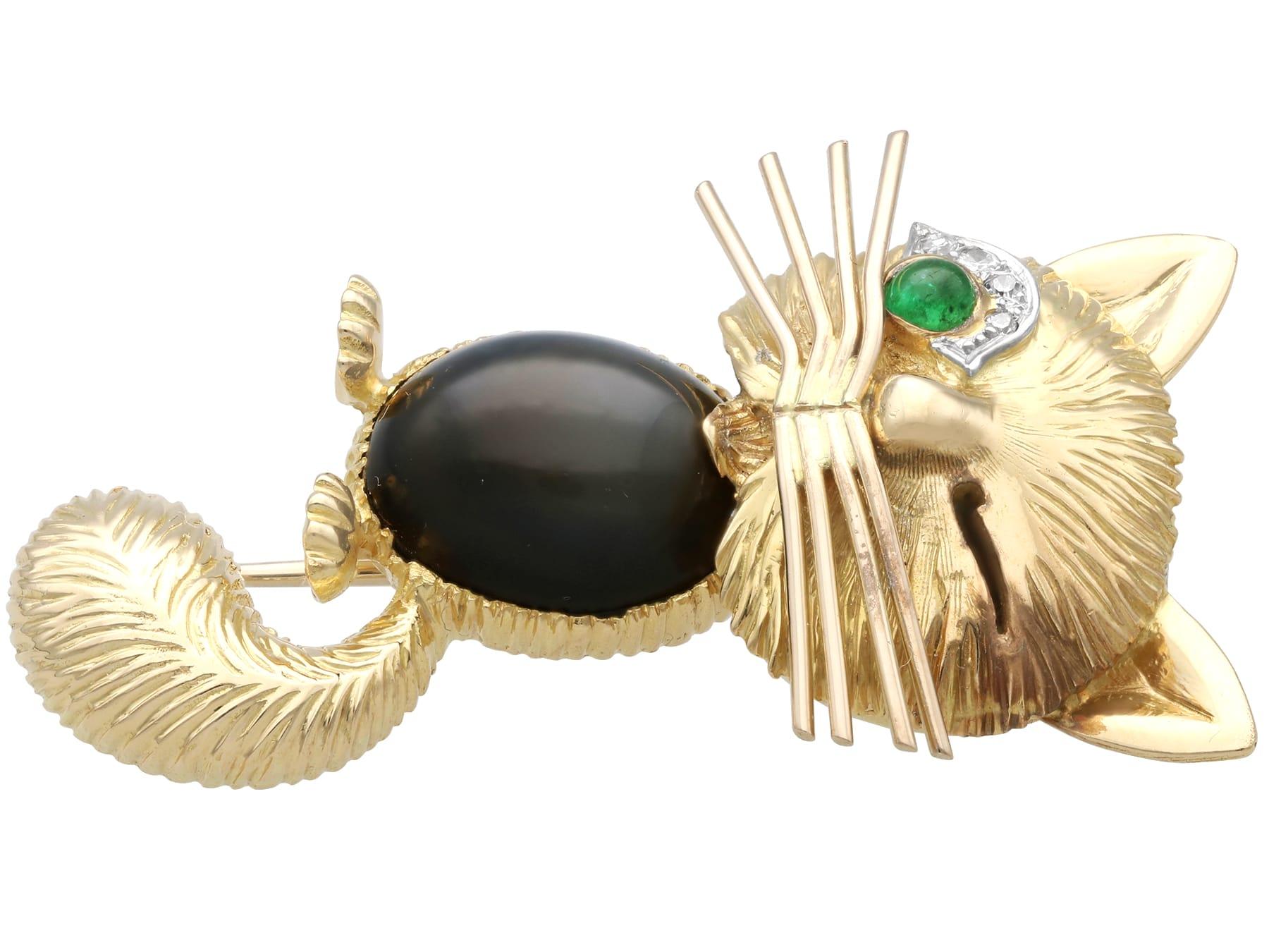 3.50 Carat Onyx, 0.13 Carat Emerald and Diamond, 18k Yellow Gold Cat Brooch 1958 For Sale 1